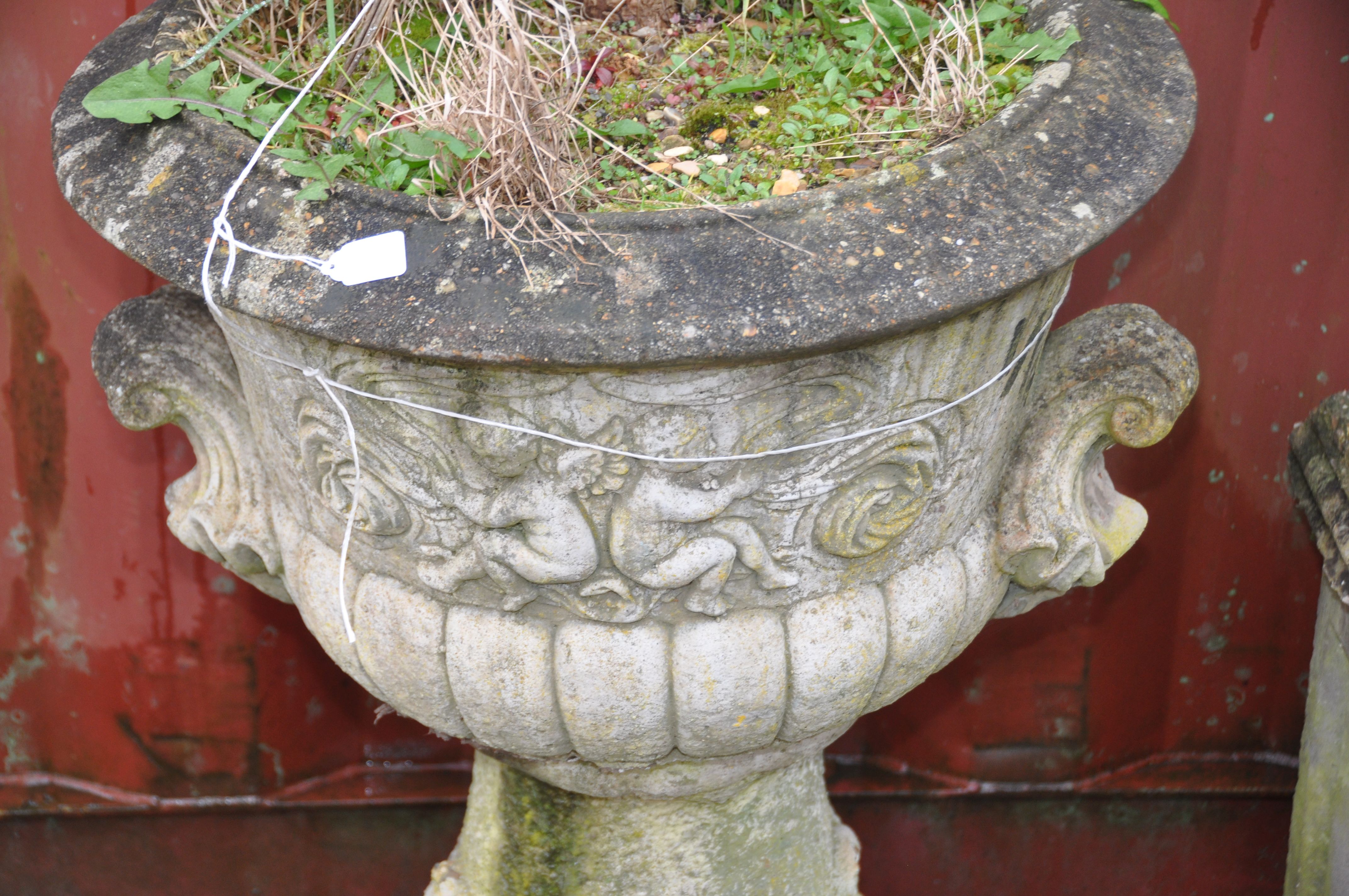 A WEATHERED COMPOSITE GARDEN URN ON STAND with a circular tapering stand , acanthus leaf detail - Bild 2 aus 2