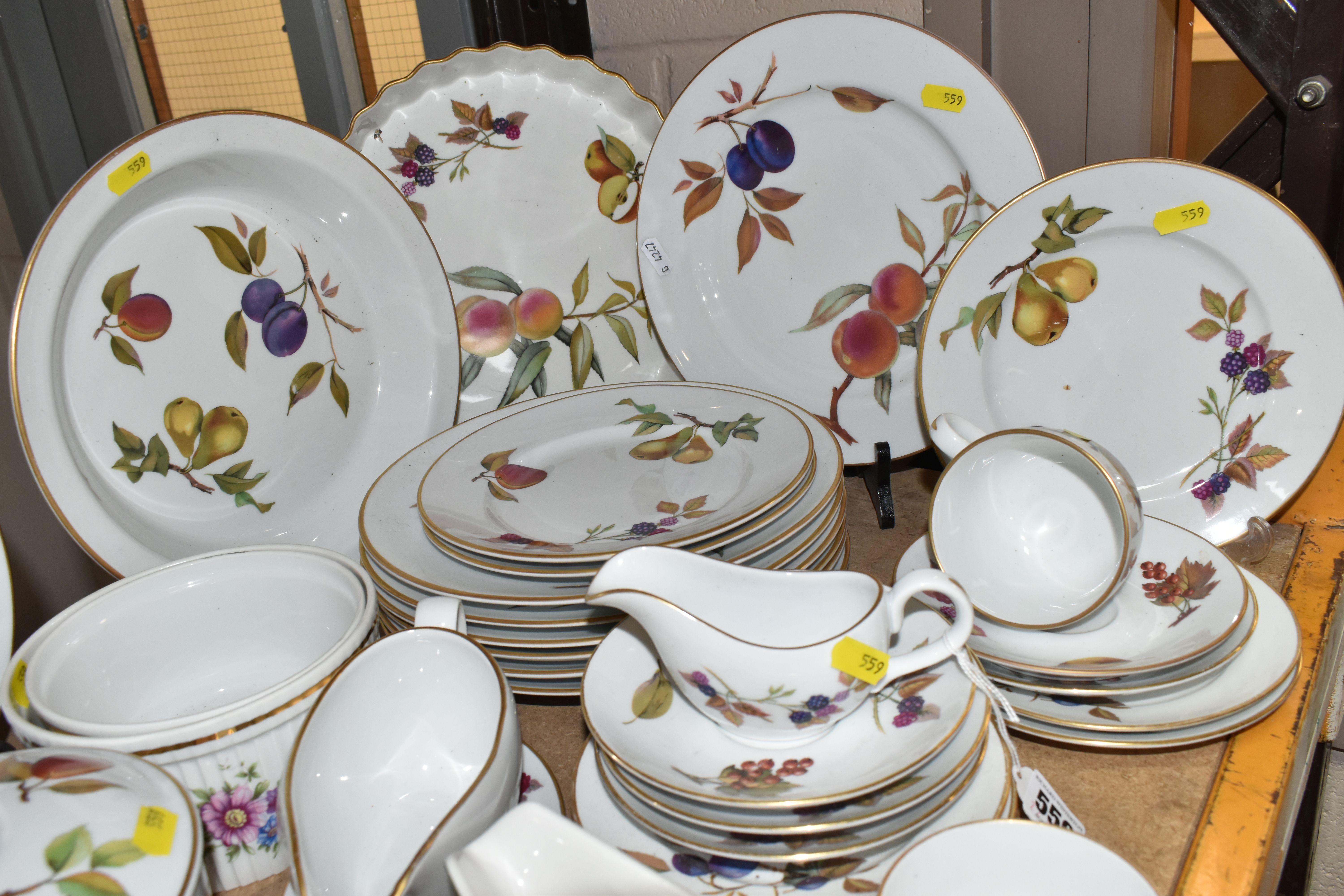 A QUANTITY OF ROYAL WORCESTER 'EVESHAM' DESIGN OVEN TO TABLEWARE, comprising three flan dishes, a - Image 2 of 5