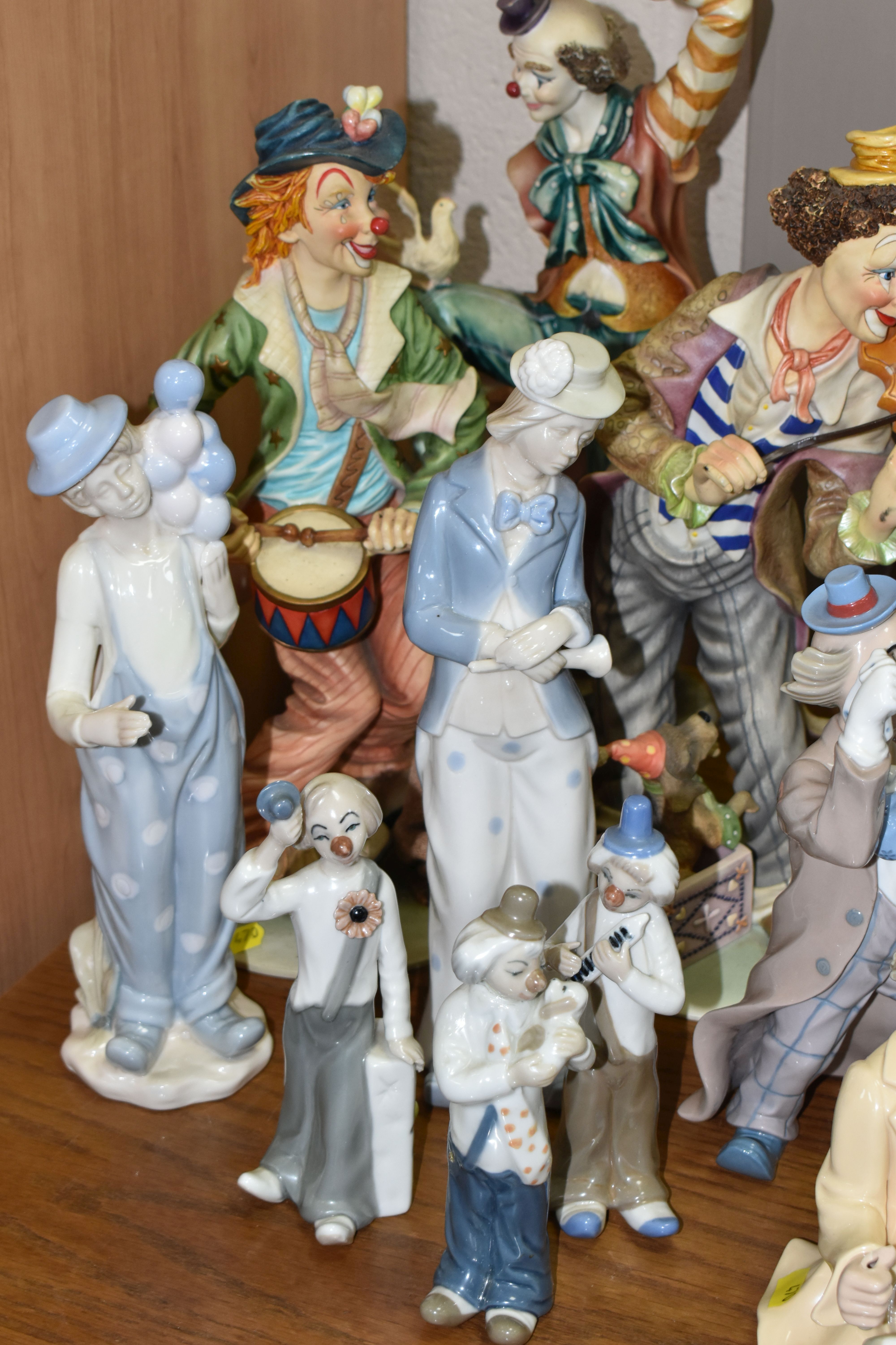 FOURTEEN FIGURES OF CLOWNS, ceramic and resin examples, including Casades and The Leonardo - Image 3 of 6