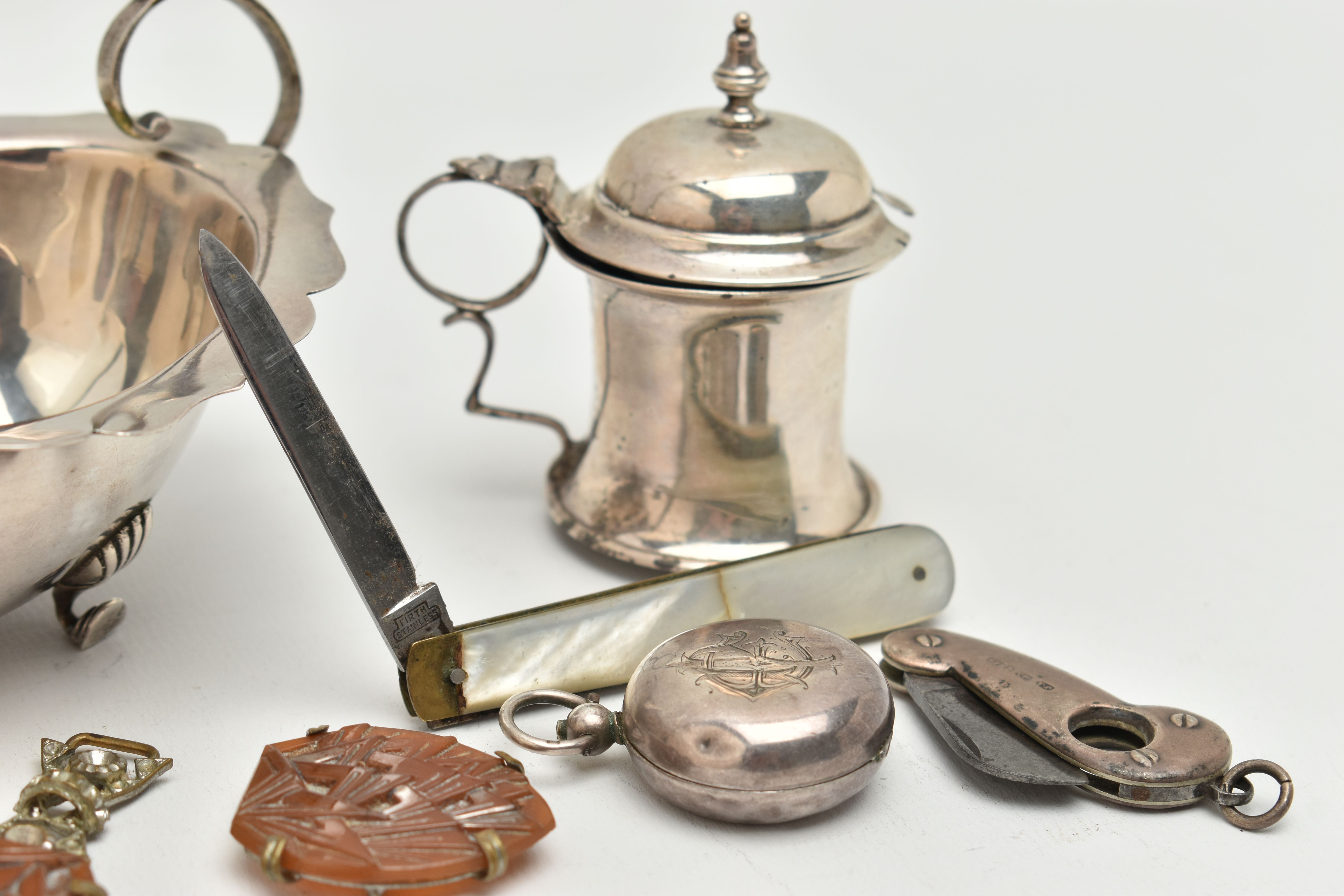 A SELECTION OF SILVER ITEMS, to include a gravy boat, with wavy rim, raised on three cabriole legs - Image 5 of 5