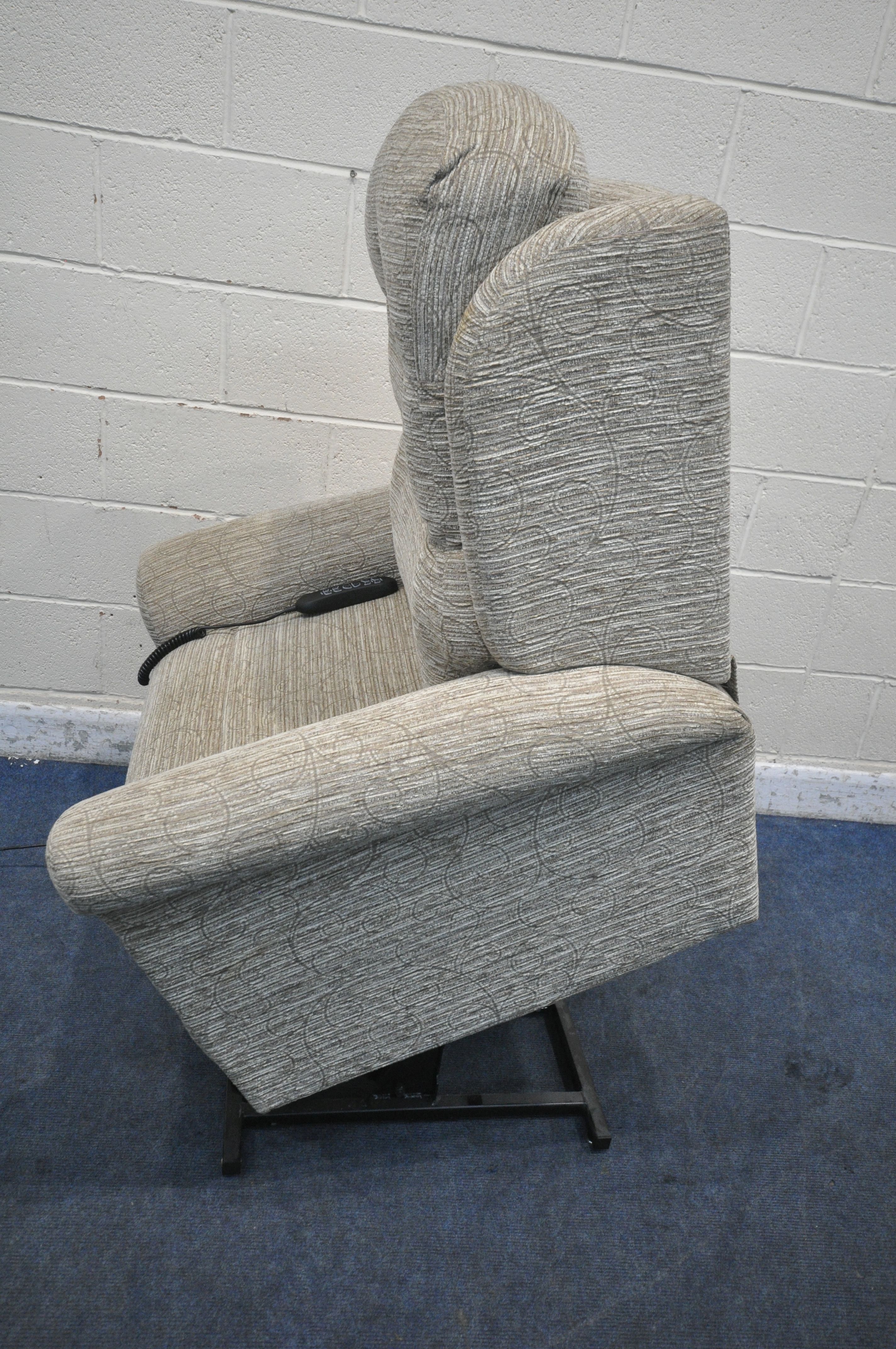 AN UNBRANDED BEIGE UPHOLSTERED RISE AND RECLINE ARMCHAIR, width 90cm x depth 90cm x height 105cm ( - Image 5 of 6