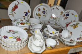 A QUANTITY OF ROYAL WORCESTER 'EVESHAM' DESIGN OVEN TO TABLEWARE, comprising three flan dishes, a