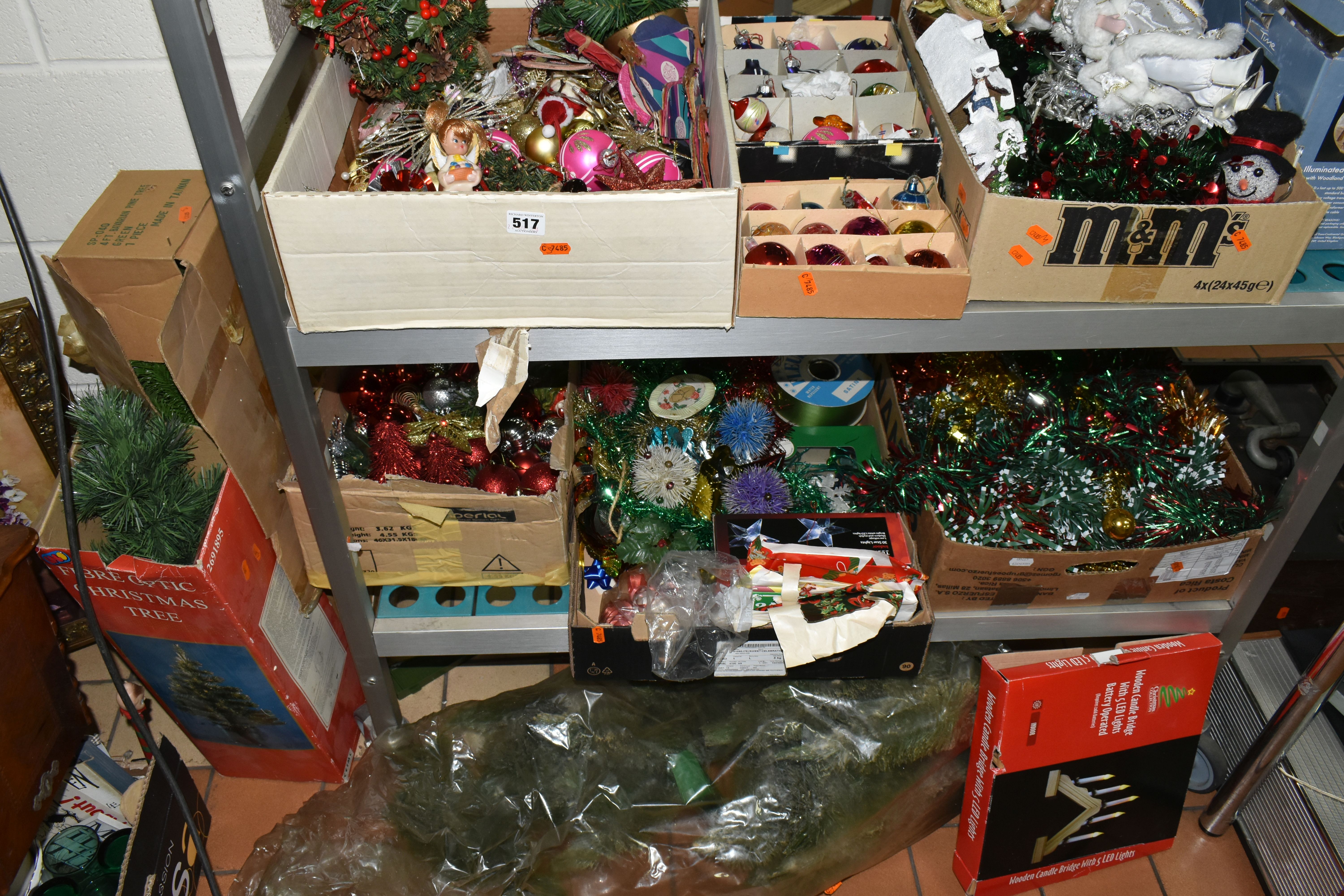 FIVE BOXES AND LOOSE VINTAGE AND MODERN CHRISTMAS DECORATIONS, to include vintage and modern glass