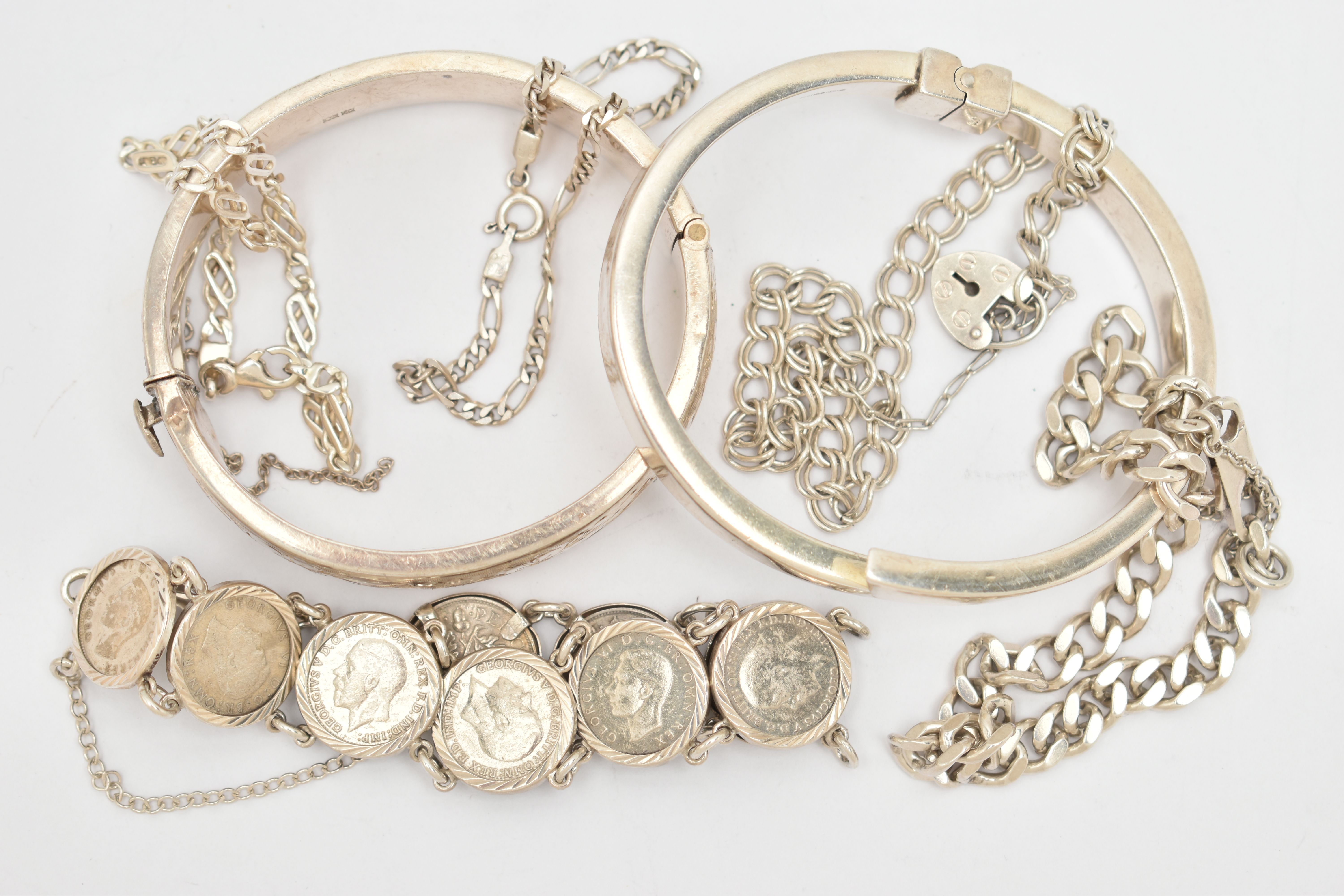 A SELECTION OF SILVER AND WHITE METAL JEWELLERY, to include a hinged silver bangle with engraved