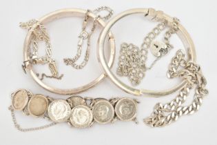 A SELECTION OF SILVER AND WHITE METAL JEWELLERY, to include a hinged silver bangle with engraved
