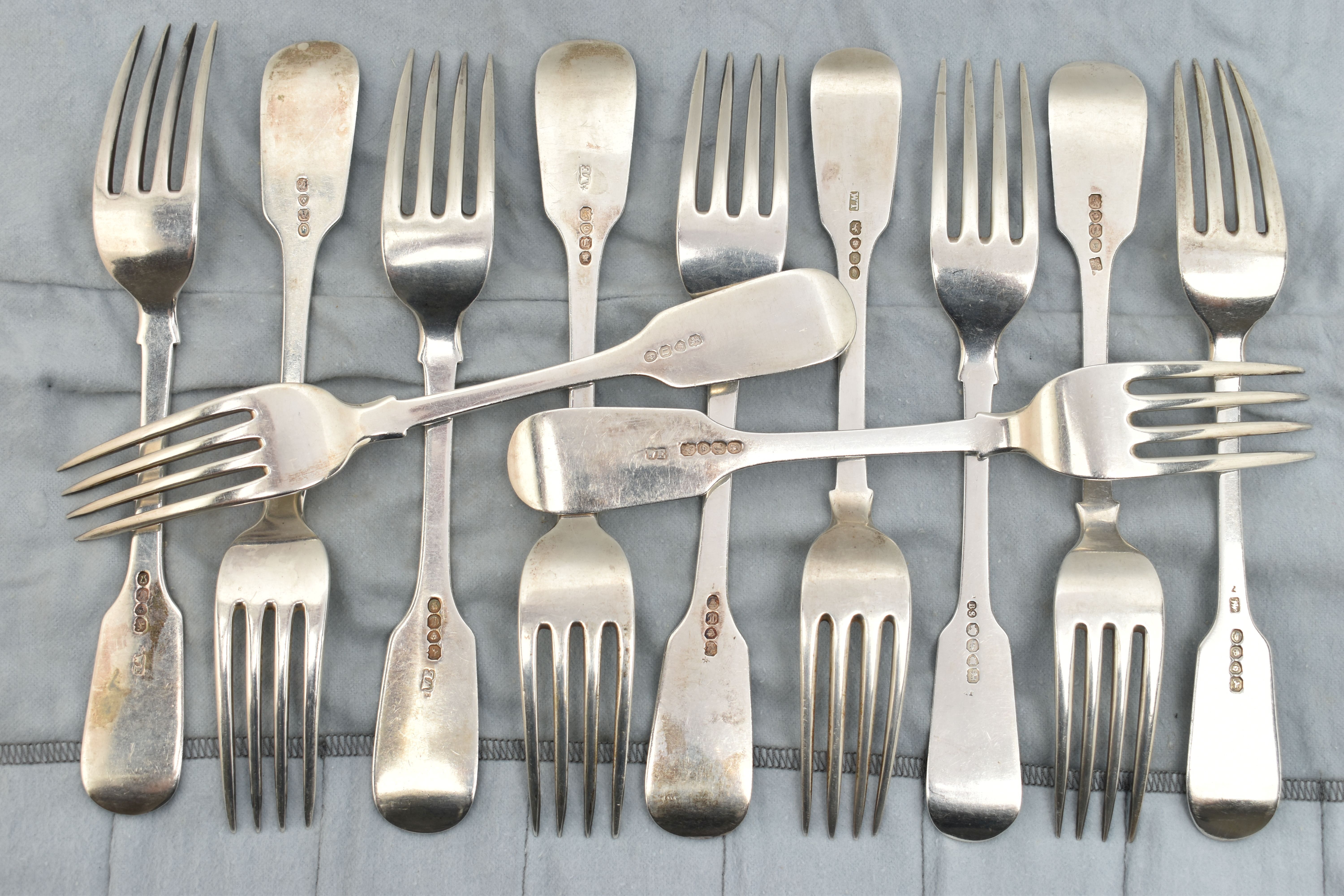 A MATCHED SET OF ELEVEN GEORGE IV TO VICTORIAN SILVER FIDDLE PATTERN TABLE FORKS, including a set of - Bild 2 aus 3