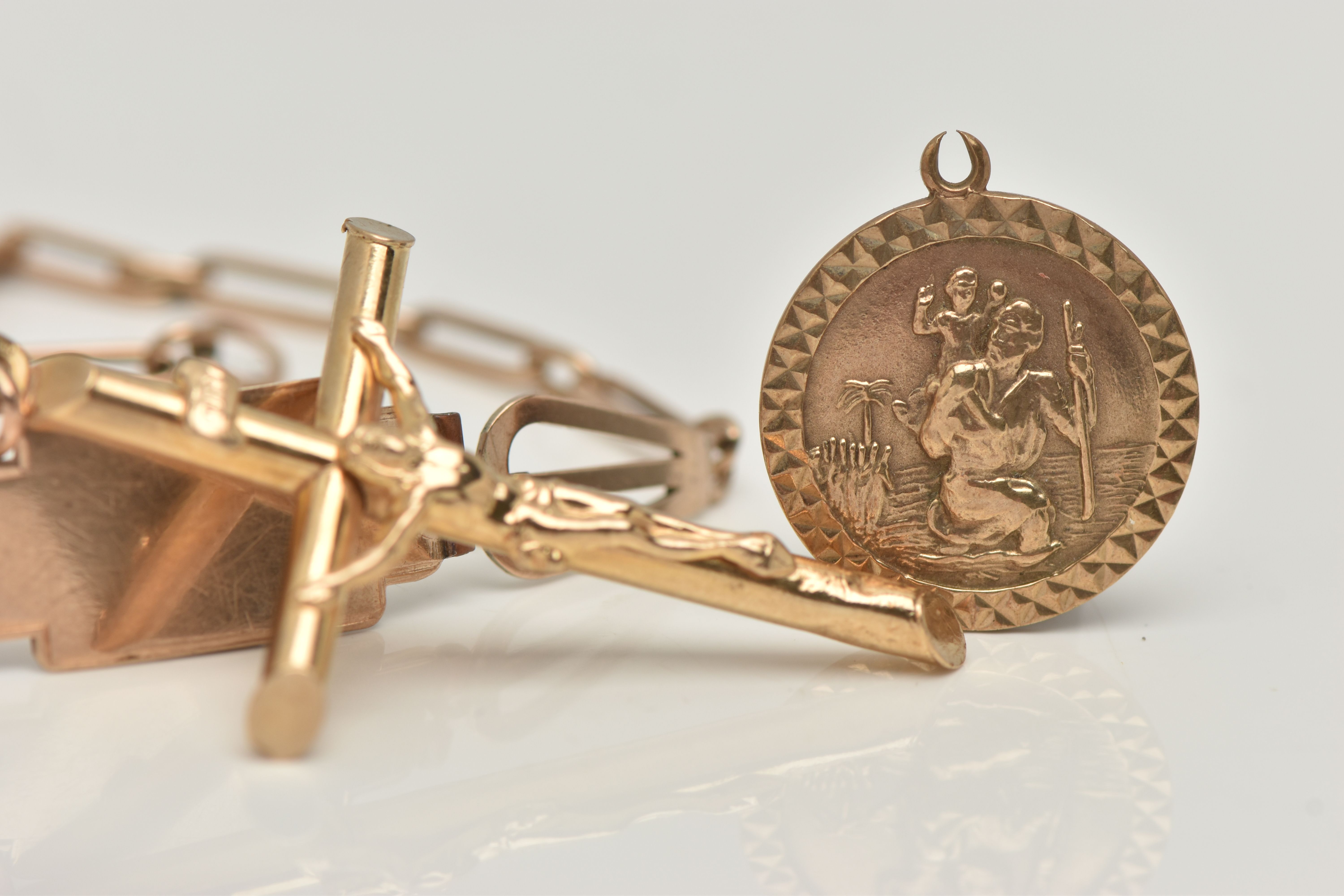 THREE ITEMS OF JEWELLERY, to include a 9ct yellow gold crucifix pendant, fitted with an oval bail, - Bild 2 aus 4