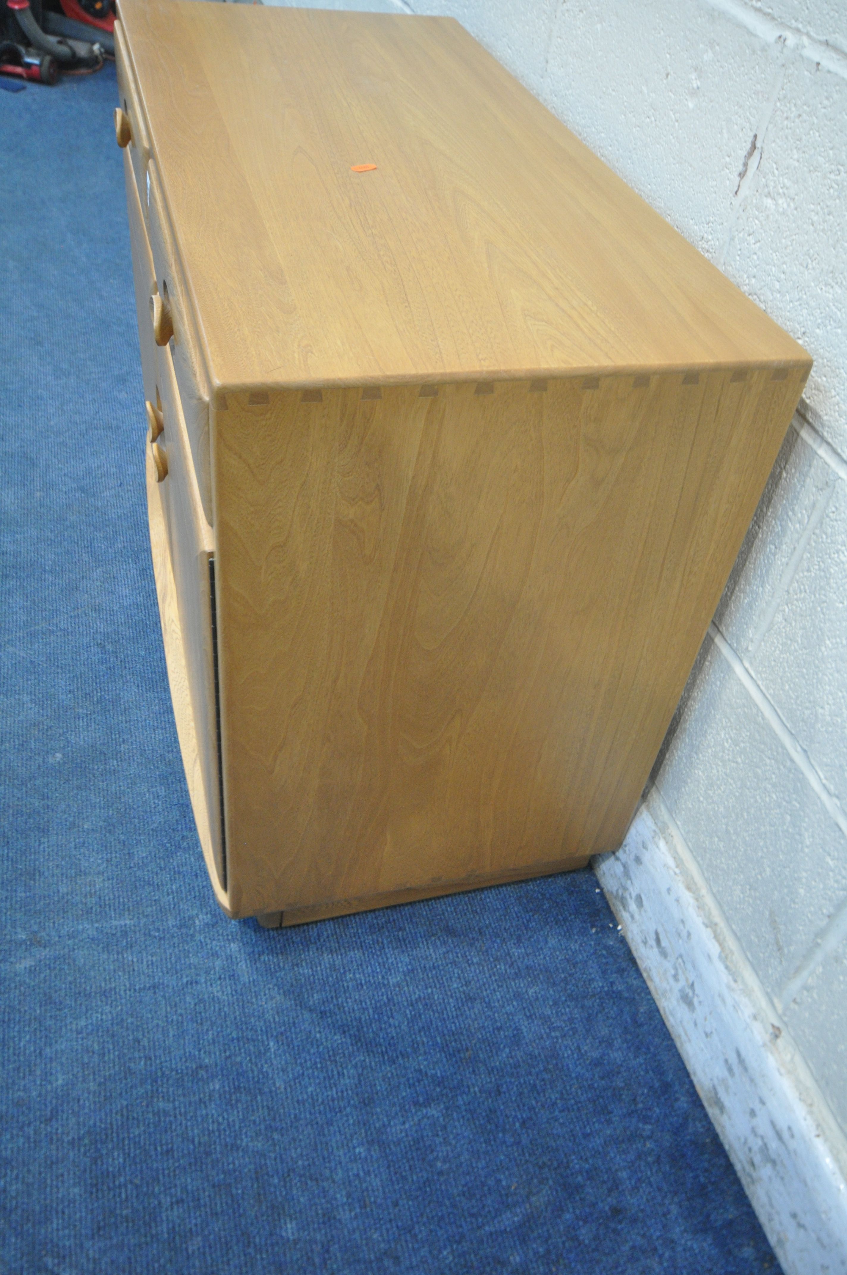 AN ERCOL WINDSOR ELM AND BEECH CABINET, fitted with two drawers, above two cupboard doors, width - Bild 3 aus 4