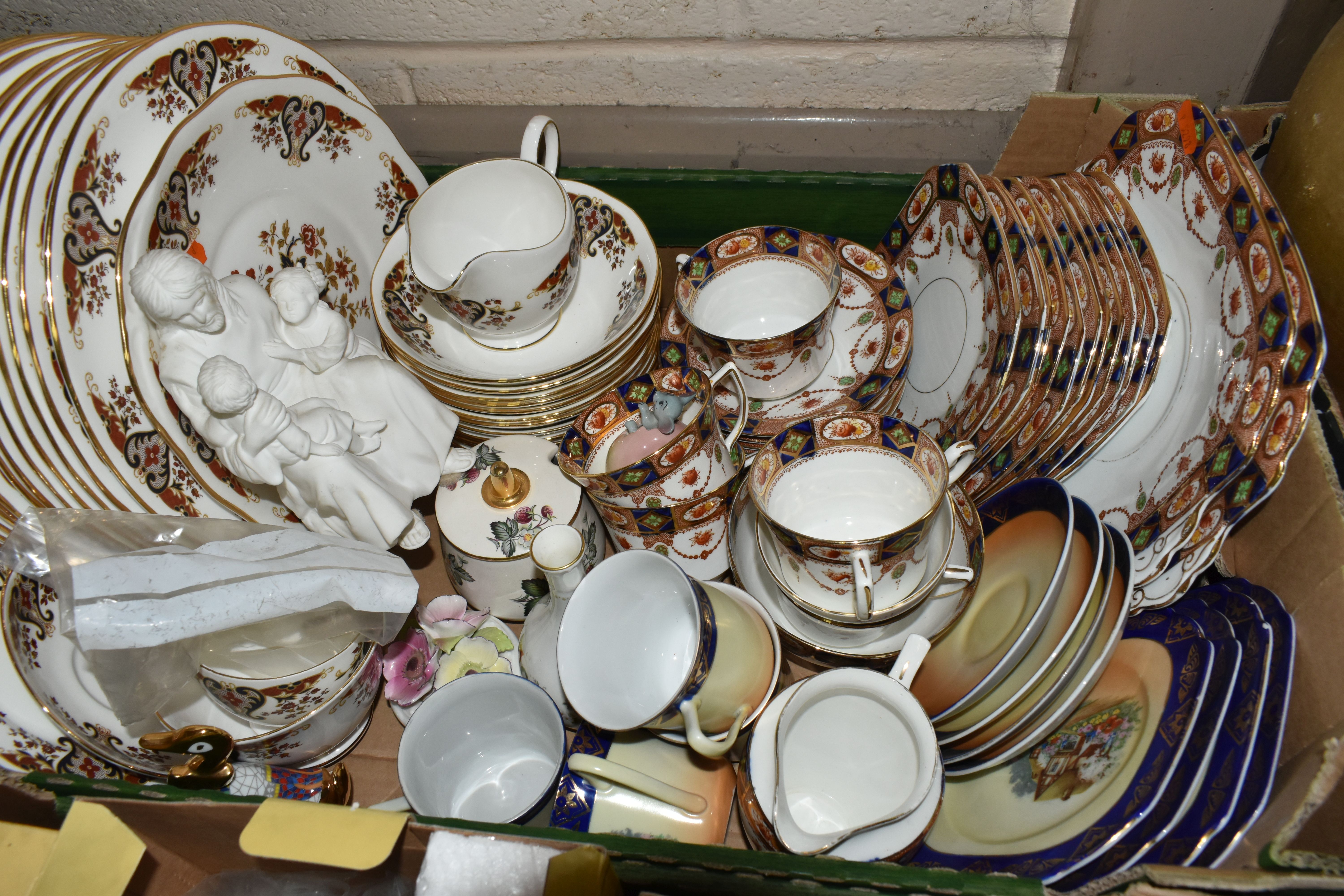 FIVE BOXES OF CERAMICS AND GLASS WARE, to include a Royal Albert Old Country Roses cake slice ( - Bild 5 aus 6