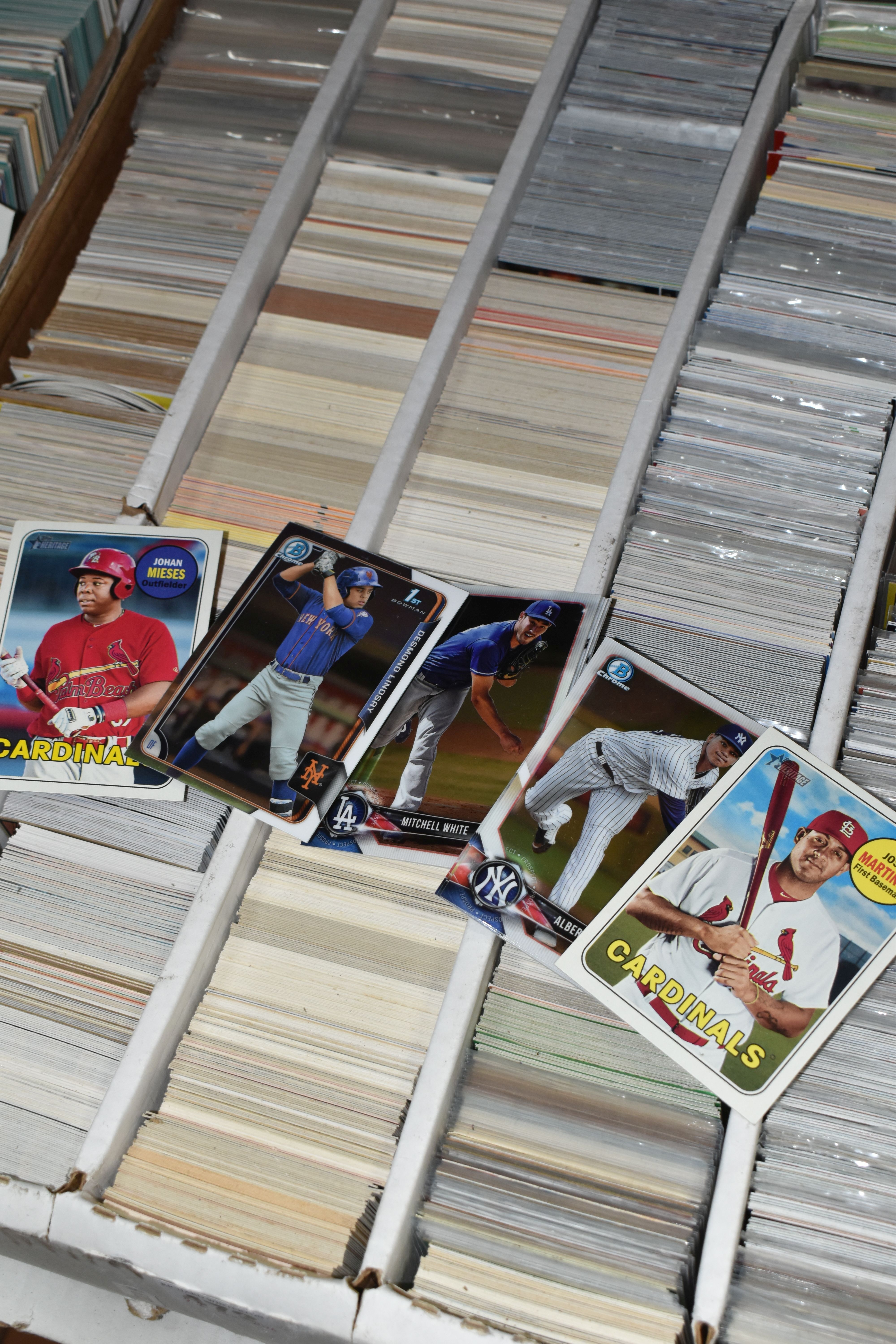 A LARGE COLLECTION OF ASSORTED LOOSE BASEBALL TRADING CARDS, dating from the 1980's onwards, - Bild 2 aus 3