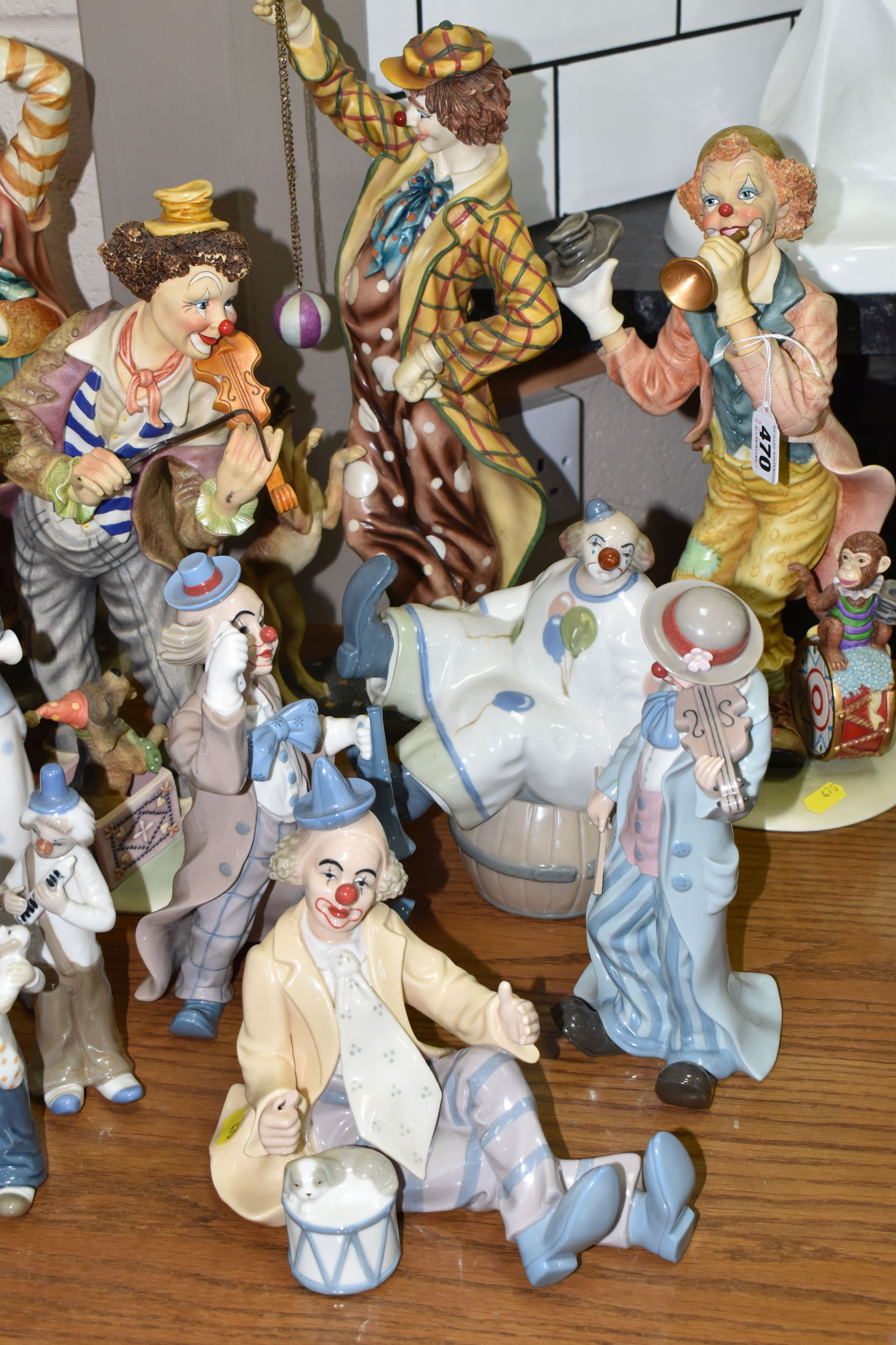 FOURTEEN FIGURES OF CLOWNS, ceramic and resin examples, including Casades and The Leonardo - Image 4 of 6