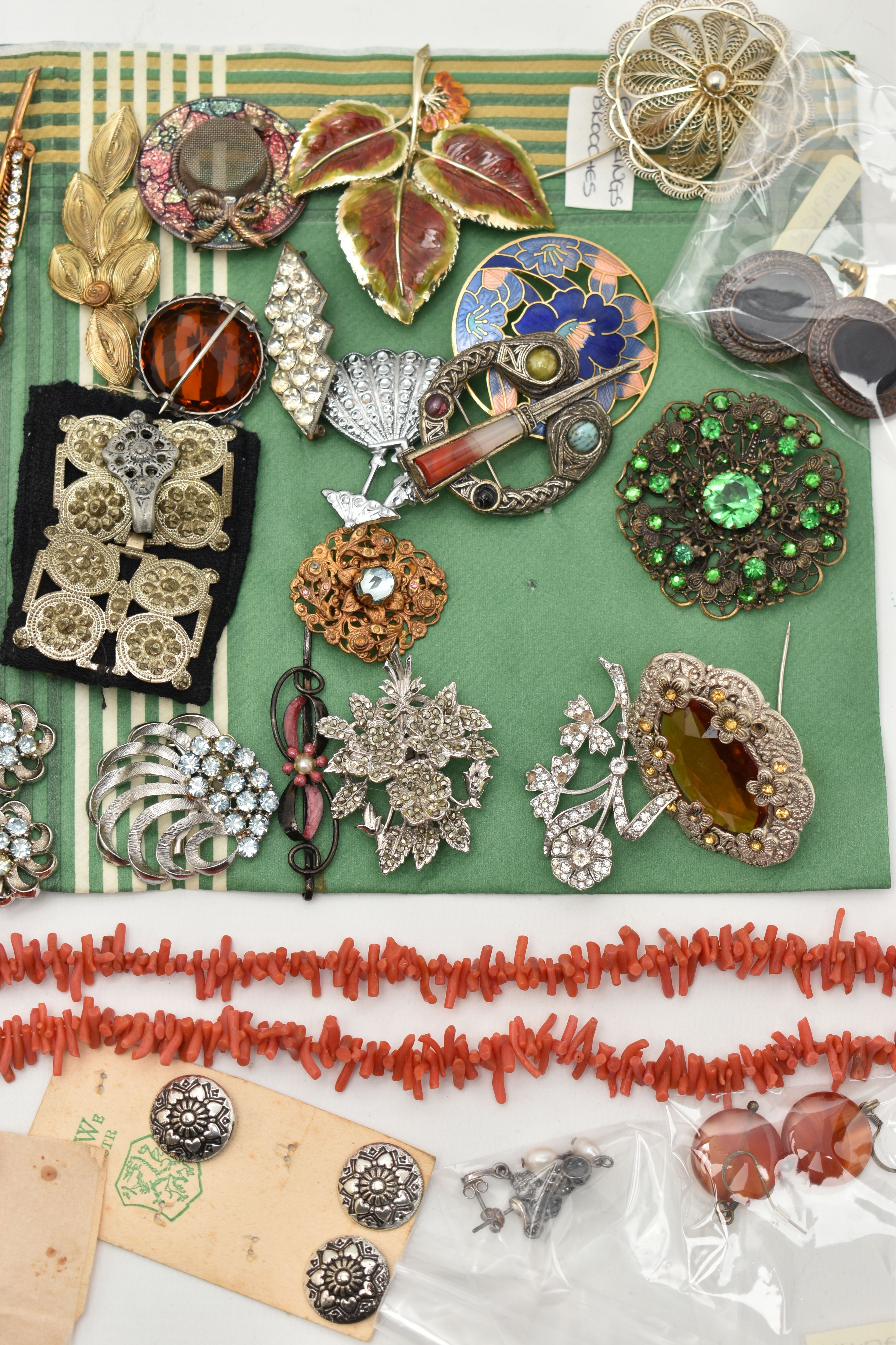 AN ASSORTMENT OF COSTUME JEWELLERY, to include a coral necklace and bracelet, two pairs of ' - Image 3 of 3