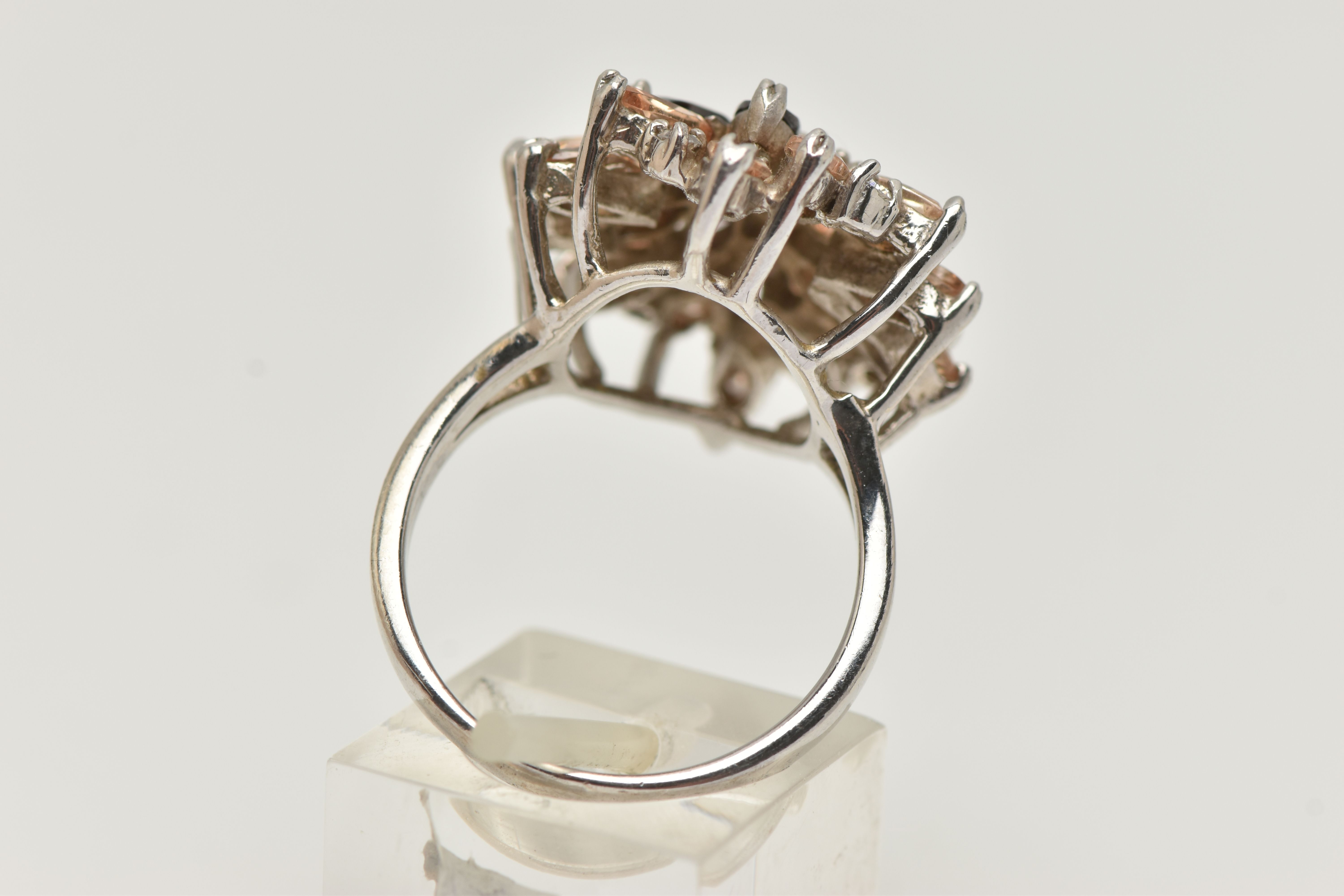 A LARGE WHITE METAL GEM SET DRESS RING, of an oval form, set with marquise cut stones and colourless - Image 3 of 4