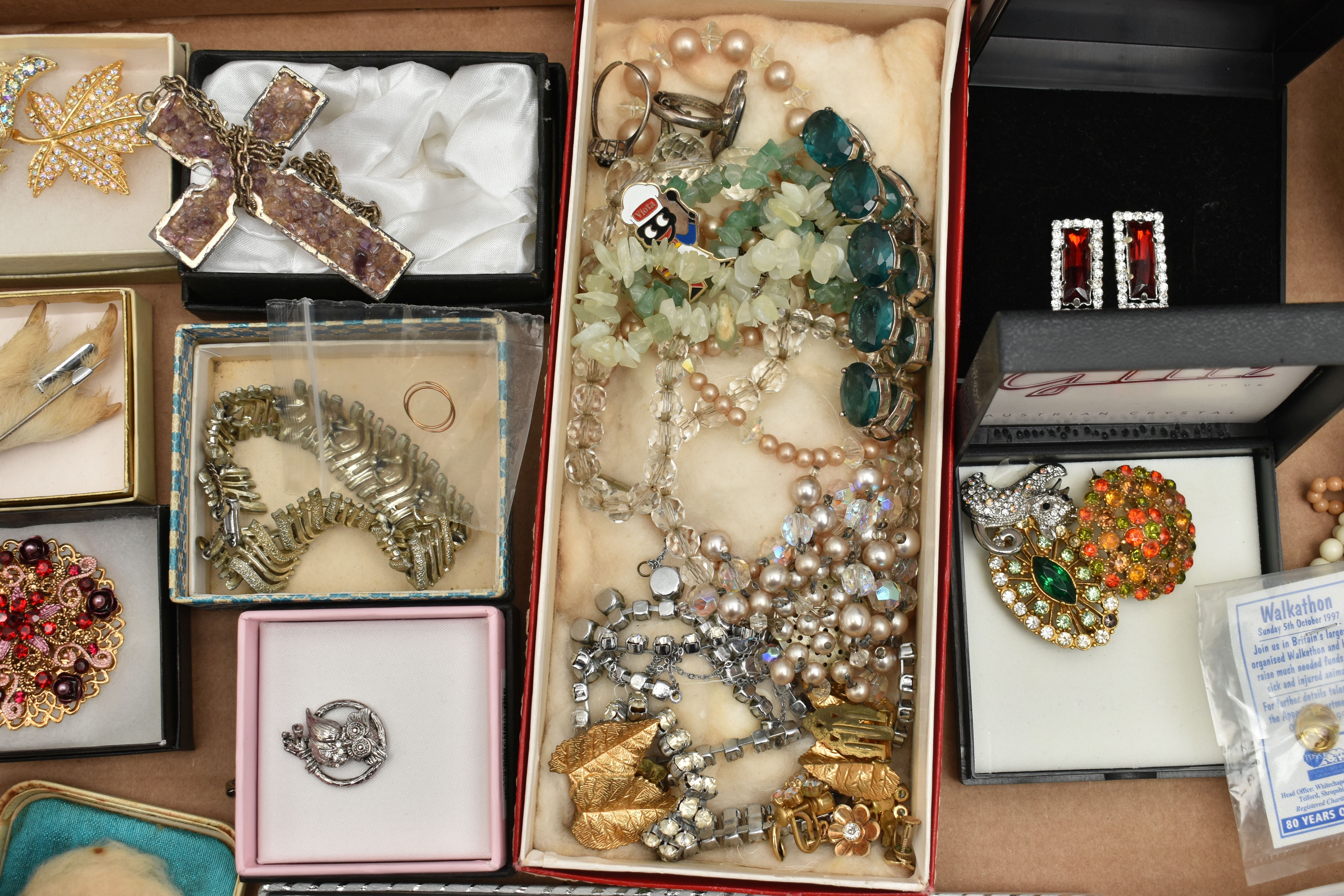 A BOX OF ASSORTED COSTUME JEWELLERY, to include two semi-precious gemstone chip bracelets, a blue - Image 6 of 8