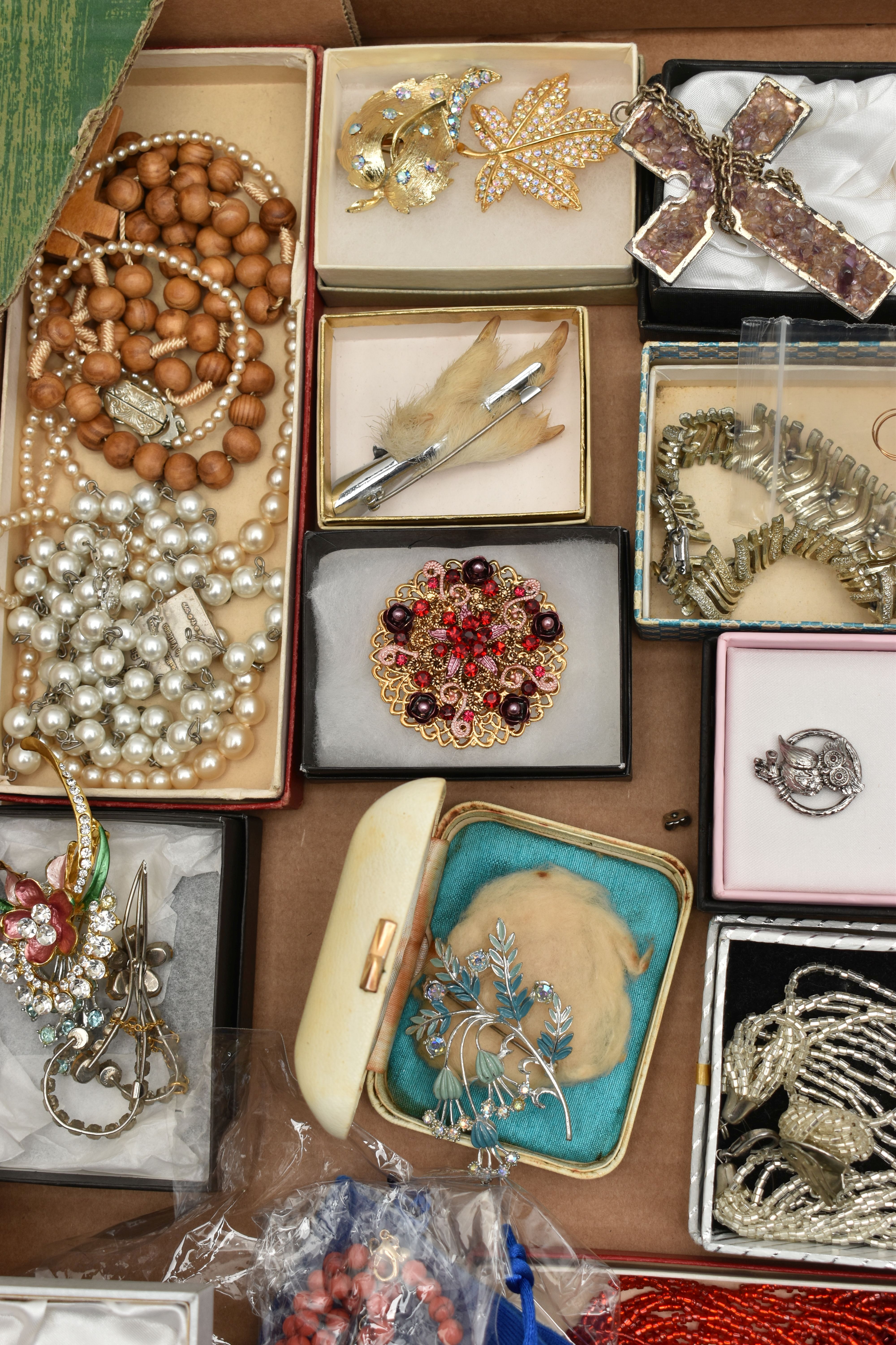 A BOX OF ASSORTED COSTUME JEWELLERY, to include two semi-precious gemstone chip bracelets, a blue - Image 7 of 8