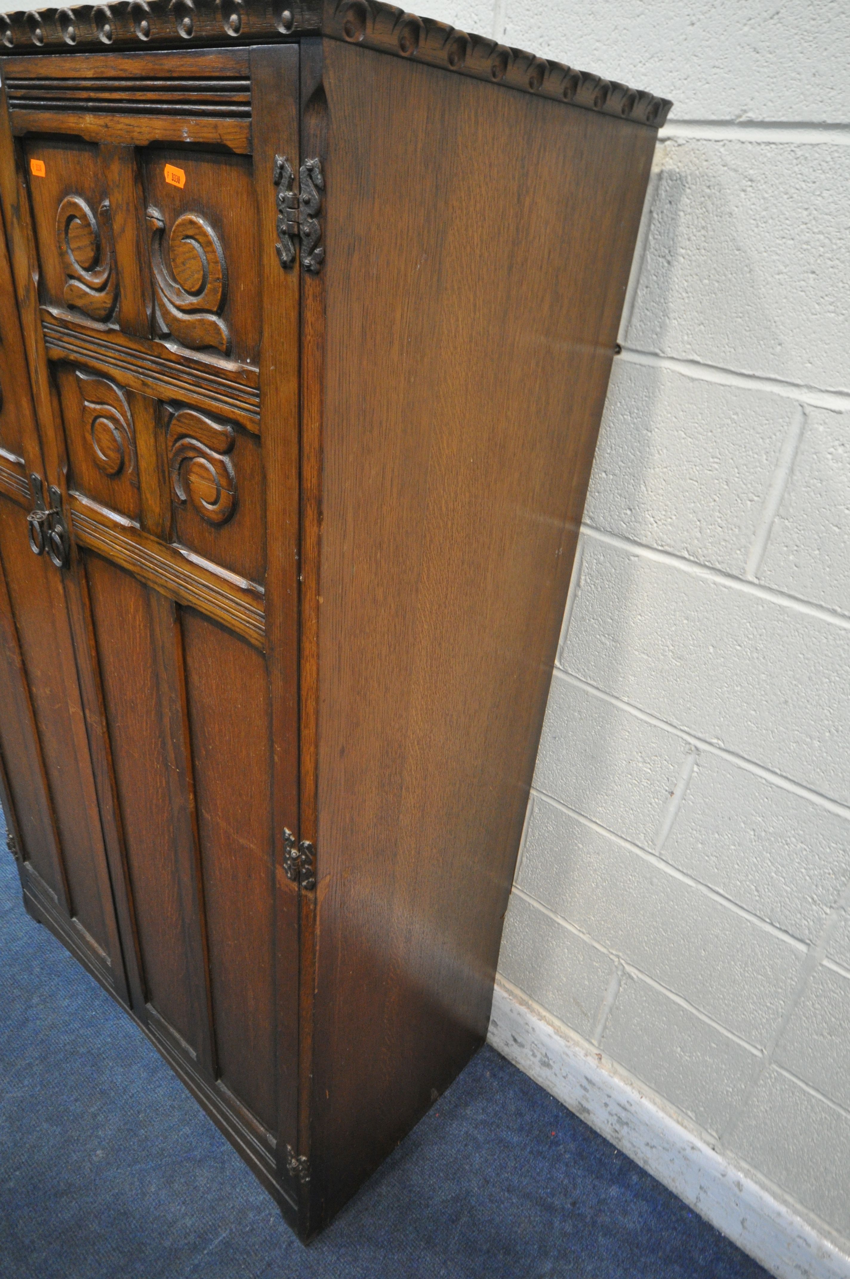A 20TH CENTURY OAK GENTLEMAN'S WARDROBE, the double doors enclosing a fitted interior, width 94cm - Bild 3 aus 6