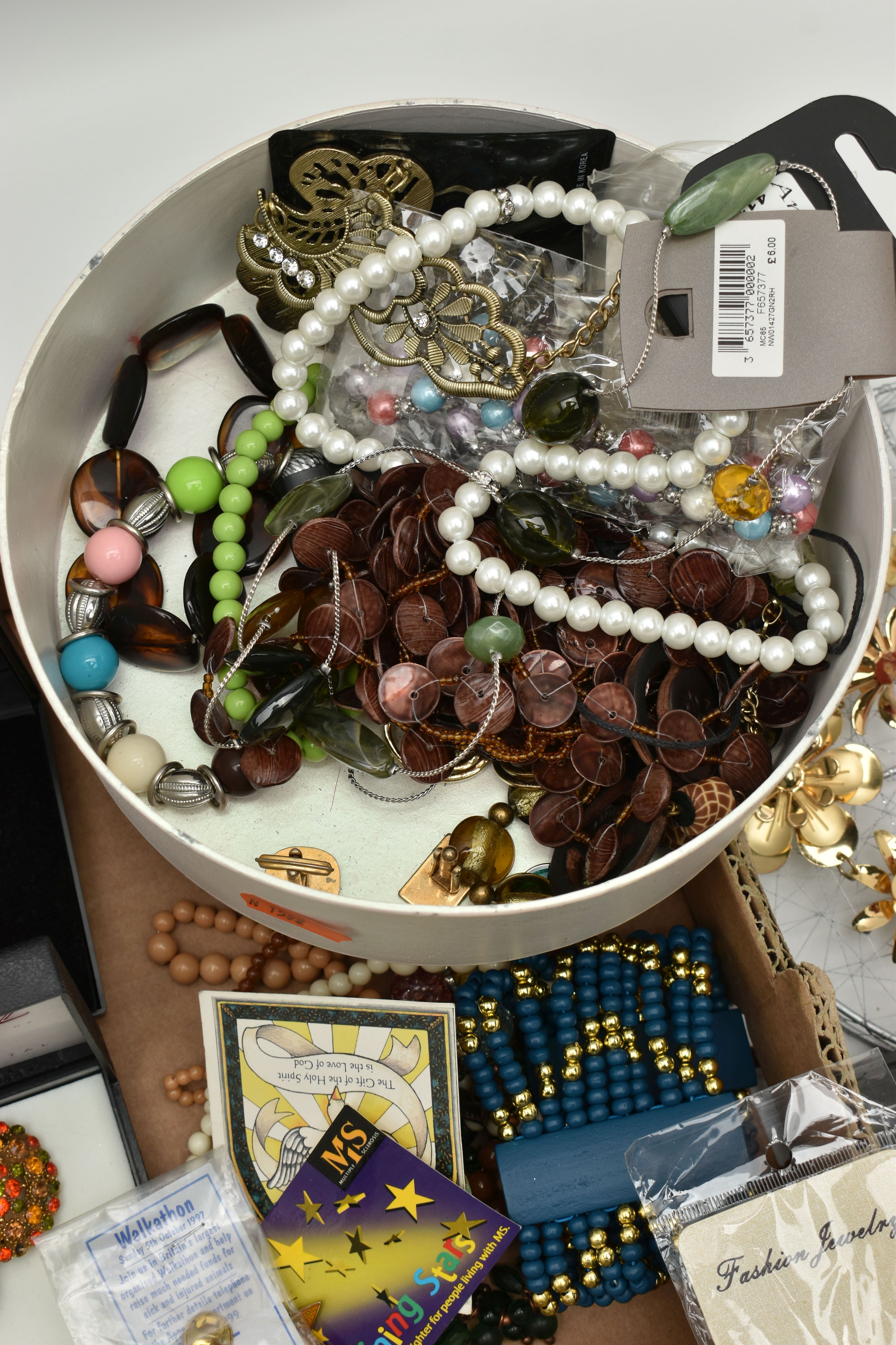 A BOX OF ASSORTED COSTUME JEWELLERY, to include two semi-precious gemstone chip bracelets, a blue - Image 4 of 8