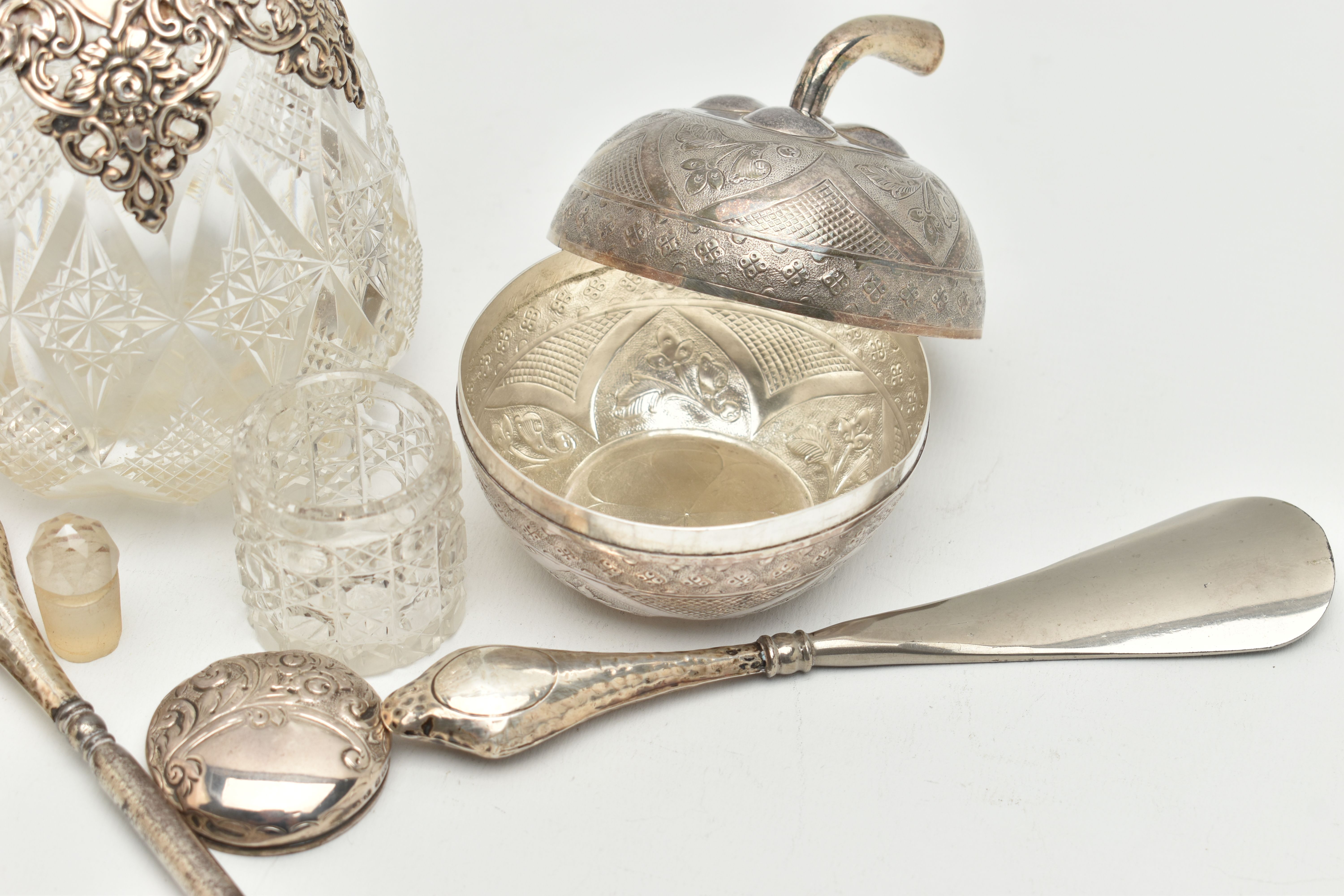 AN ASSORTMENT OF SILVER AND WHITE METAL ITEMS, to include a silver handled shoe horn and button hook - Bild 7 aus 7