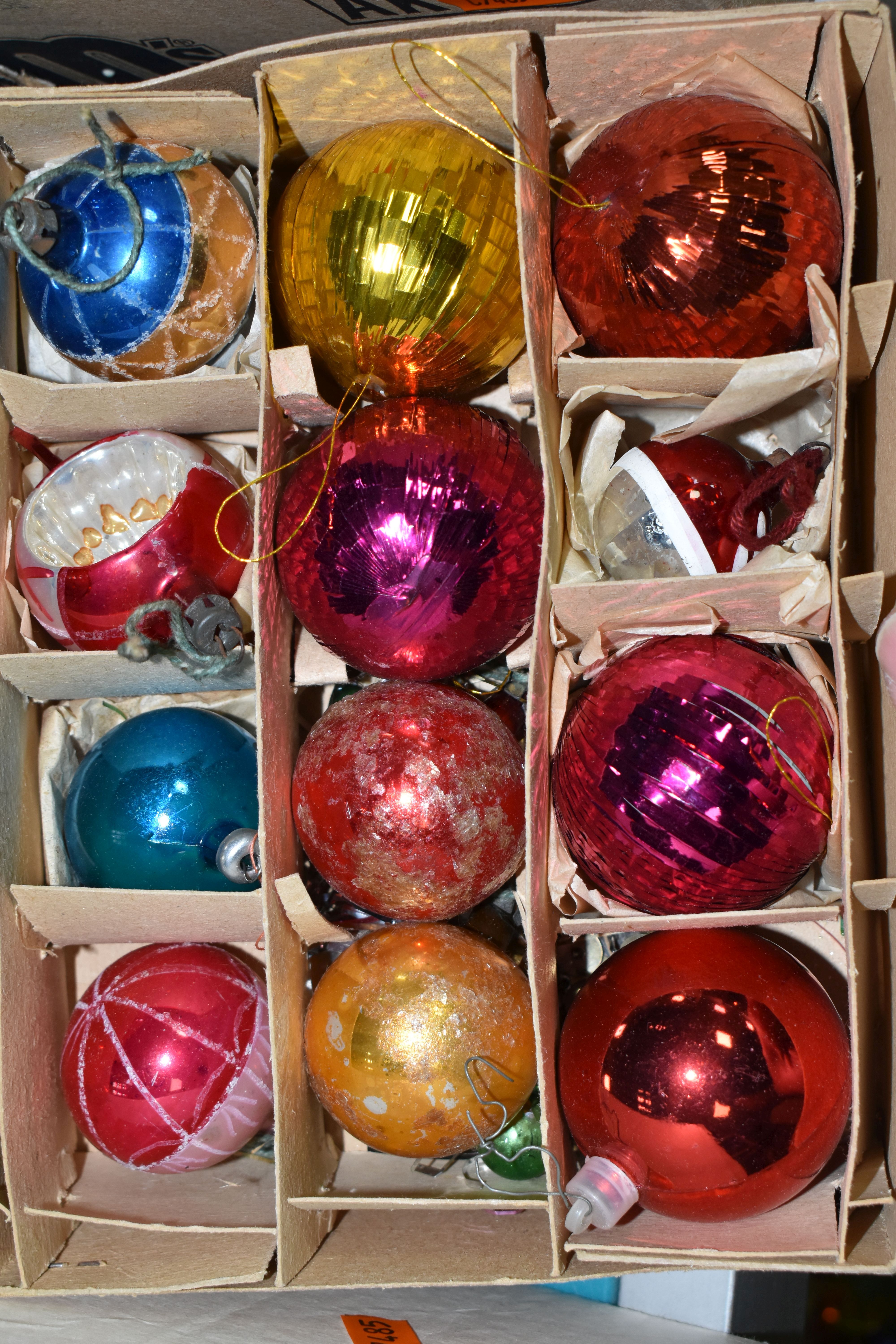 FIVE BOXES AND LOOSE VINTAGE AND MODERN CHRISTMAS DECORATIONS, to include vintage and modern glass - Bild 3 aus 11