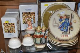 A GROUP OF BOXED GOEBEL 'HUMMEL' COLLECTOR'S PLATES AND GIFTWARE, comprising four boxed annual