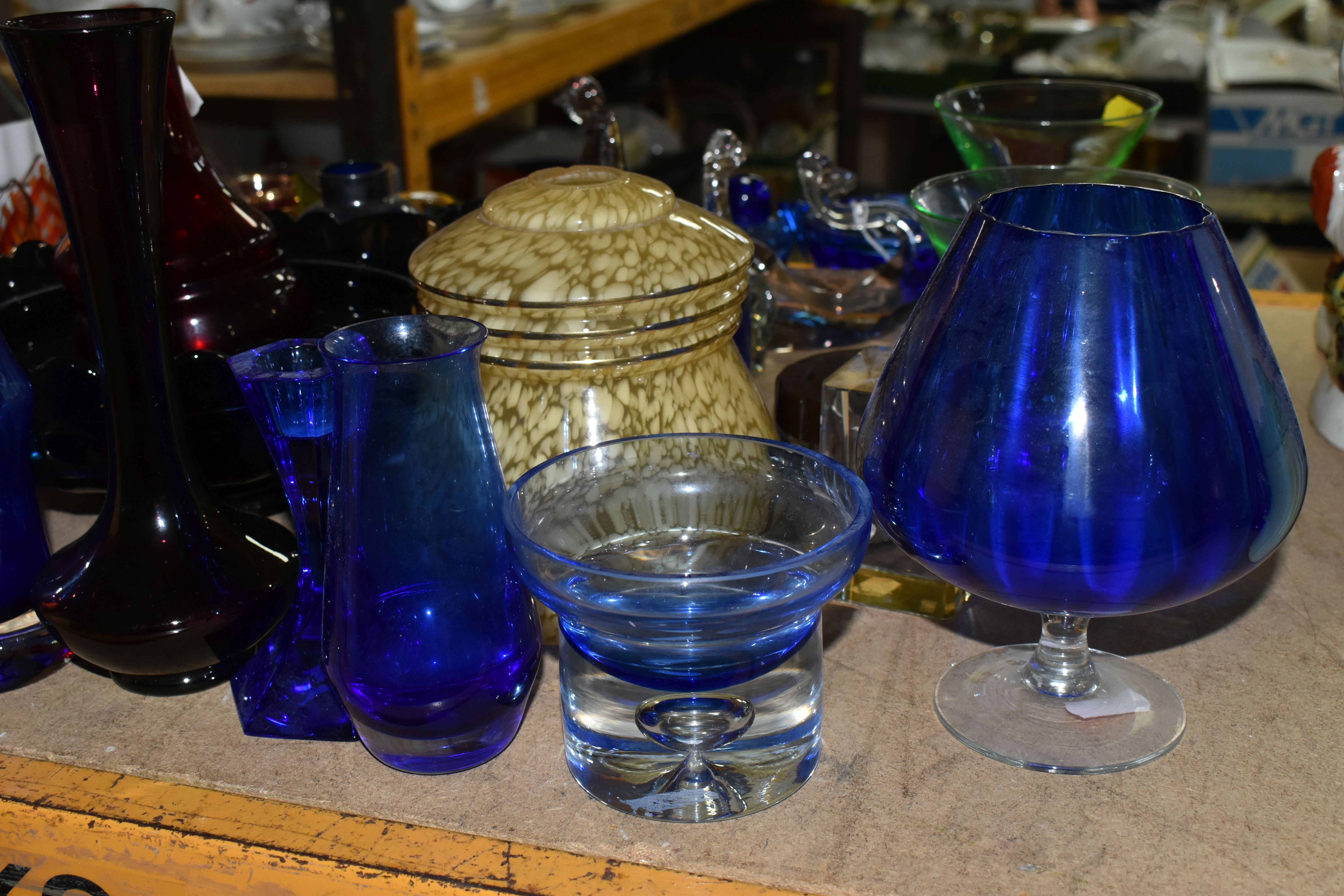 A GROUP OF COLOURED GLASSWARE, including assorted modern paperweights, a handkerchief vase, ashtrays - Image 9 of 9