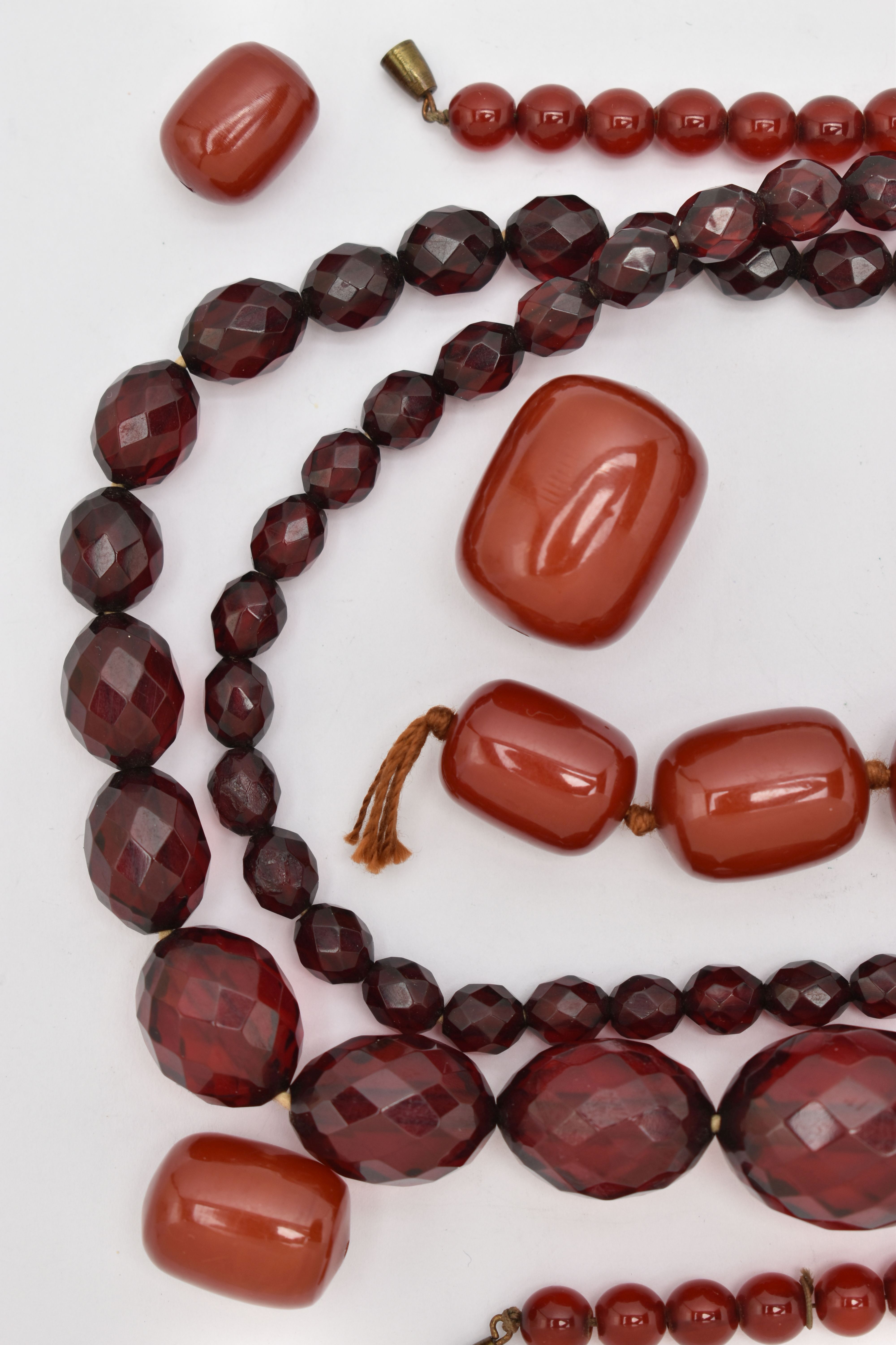 AN ASSORTMENT OF BAKELITE CHERRY AMBER BEADS, to include a necklace comprised of graduating - Image 2 of 6