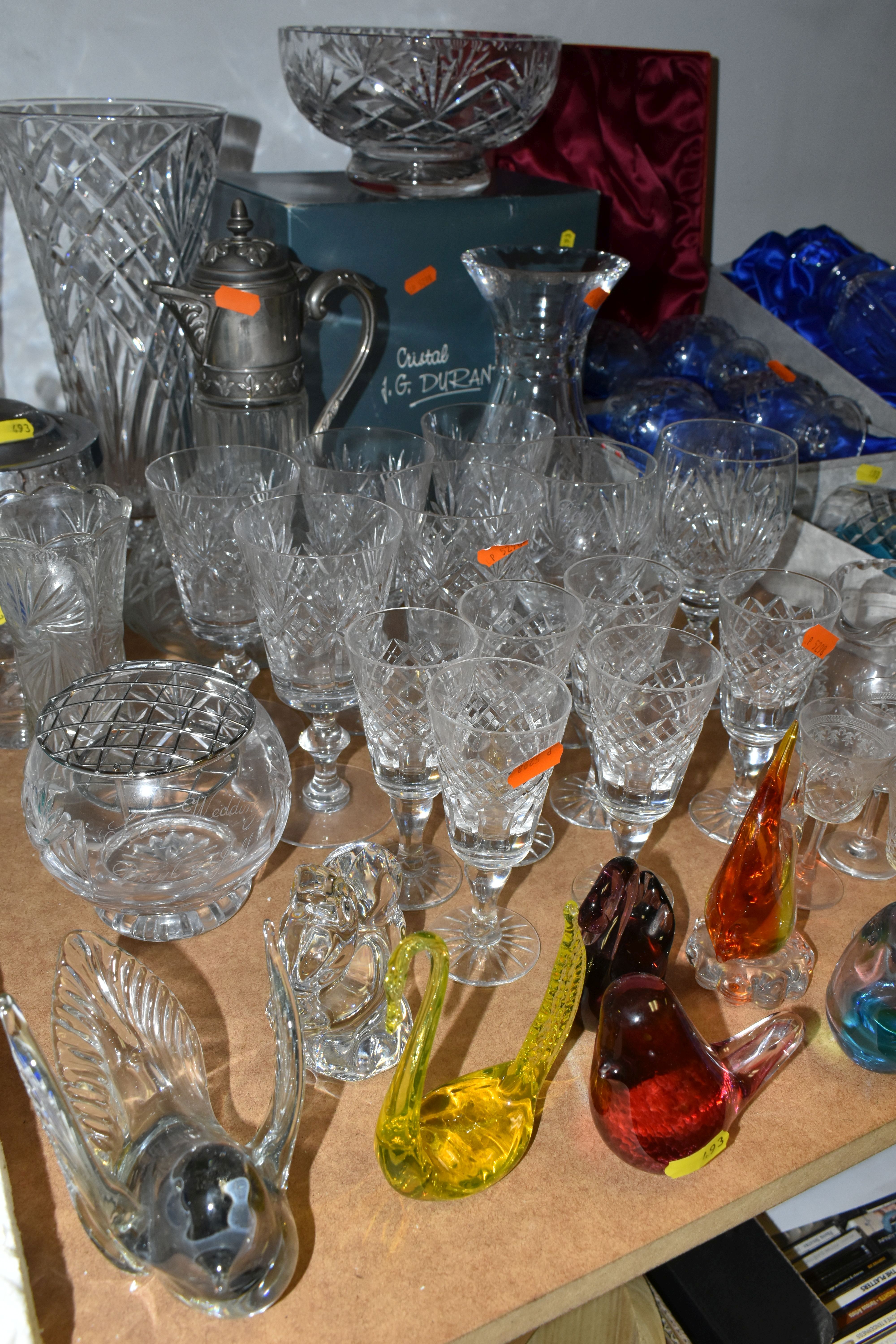 A GROUP OF CUT CRYSTAL AND GLASSWARE, comprising a boxed set of six Edinburgh whisky tumblers, a - Image 6 of 10
