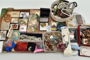 A BOX OF ASSORTED COSTUME JEWELLERY, to include two semi-precious gemstone chip bracelets, a blue