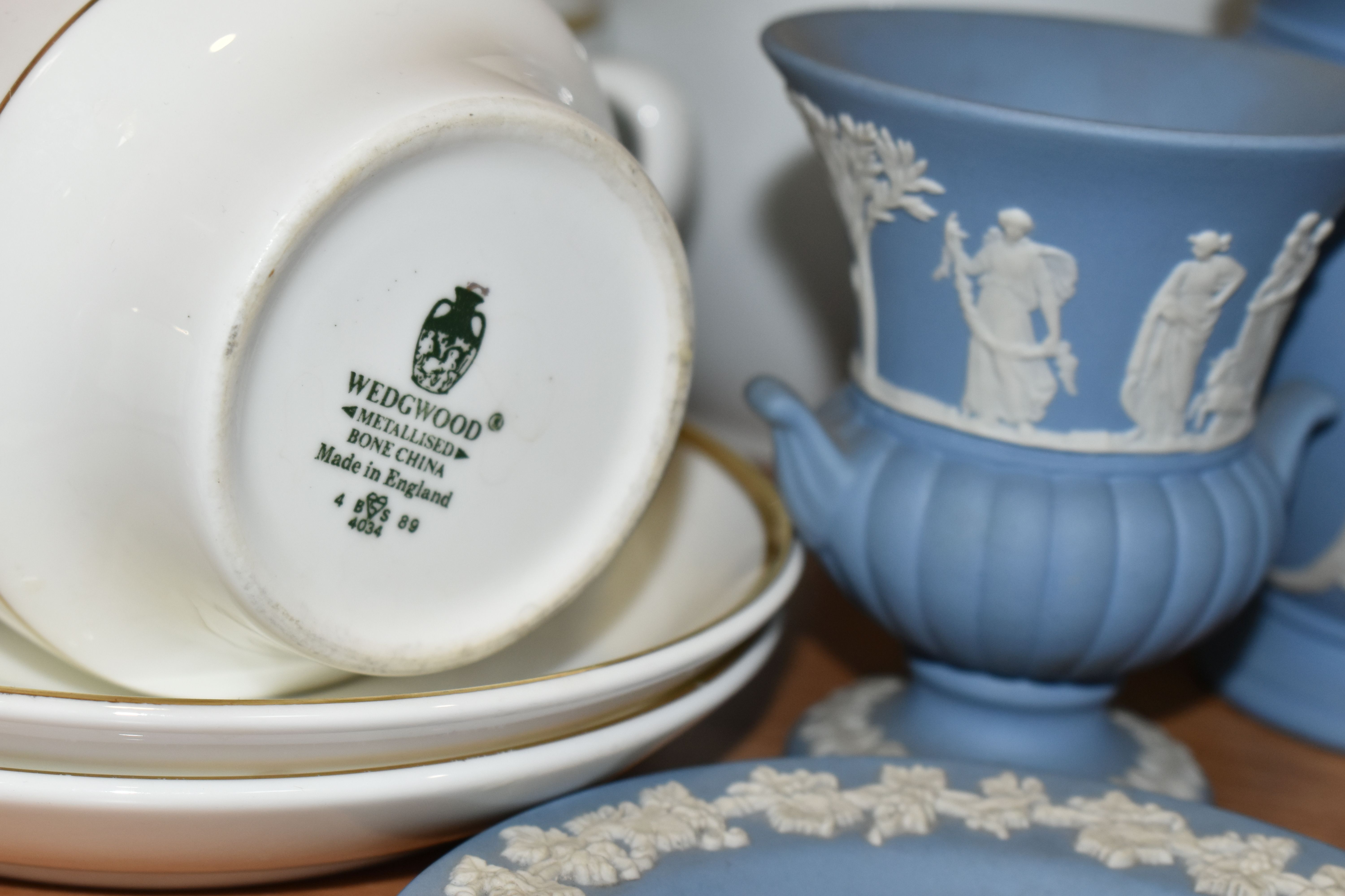 A COLLECTION OF WEDGWOOD AND MINTON TEA AND GIFT WARES, comprising twelve pieces of Wedgwood - Image 7 of 9