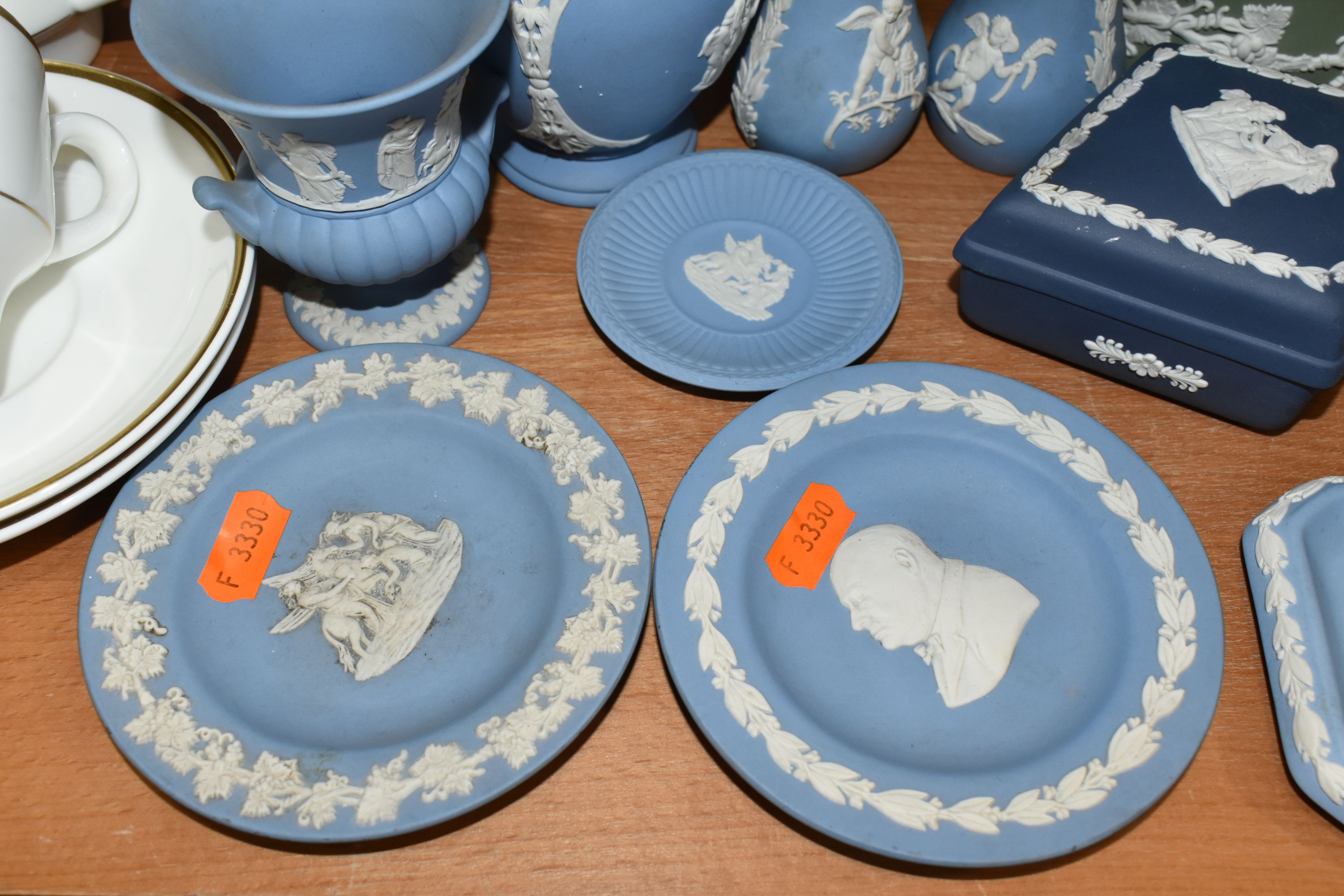 A COLLECTION OF WEDGWOOD AND MINTON TEA AND GIFT WARES, comprising twelve pieces of Wedgwood - Image 5 of 9