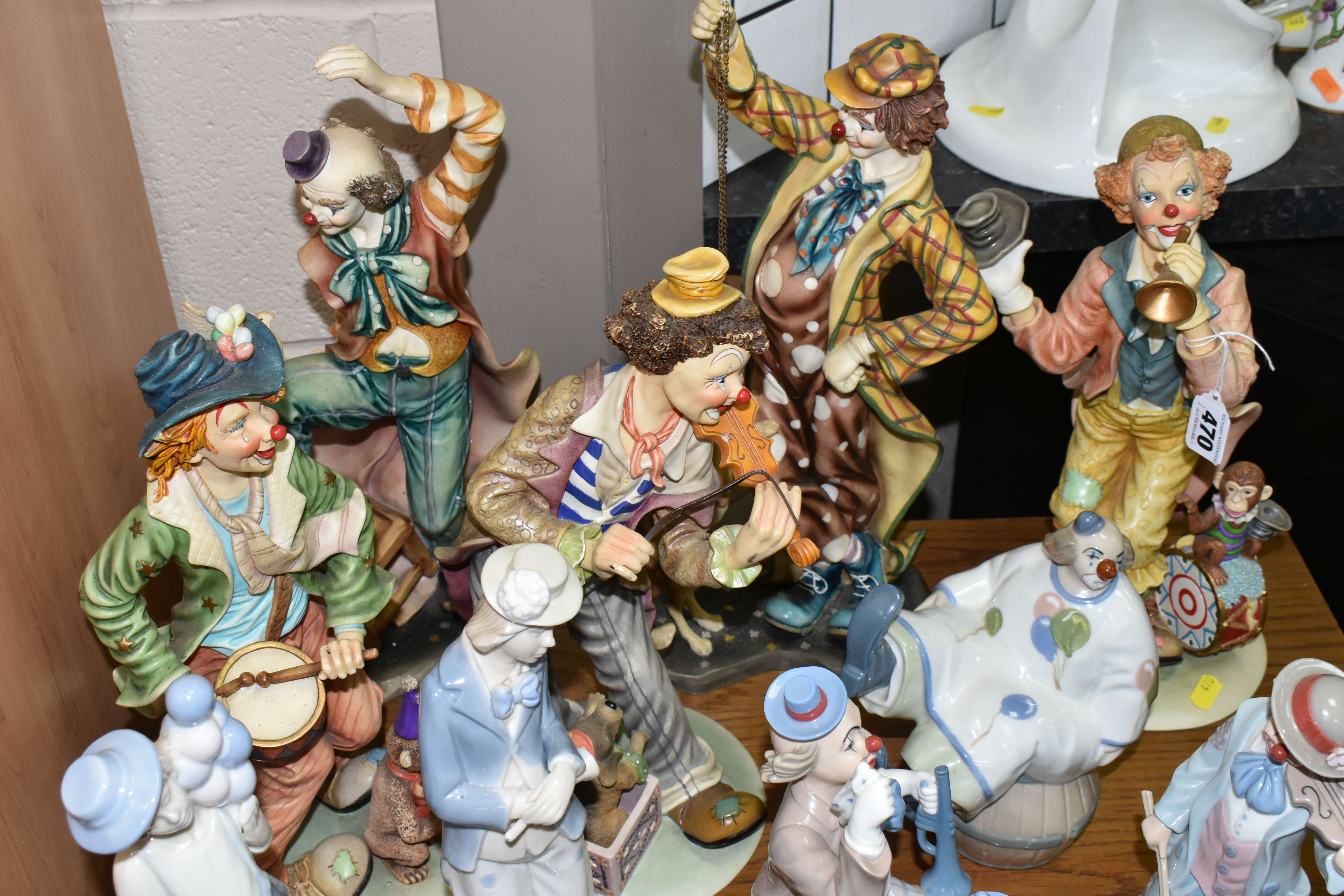 FOURTEEN FIGURES OF CLOWNS, ceramic and resin examples, including Casades and The Leonardo - Image 6 of 6
