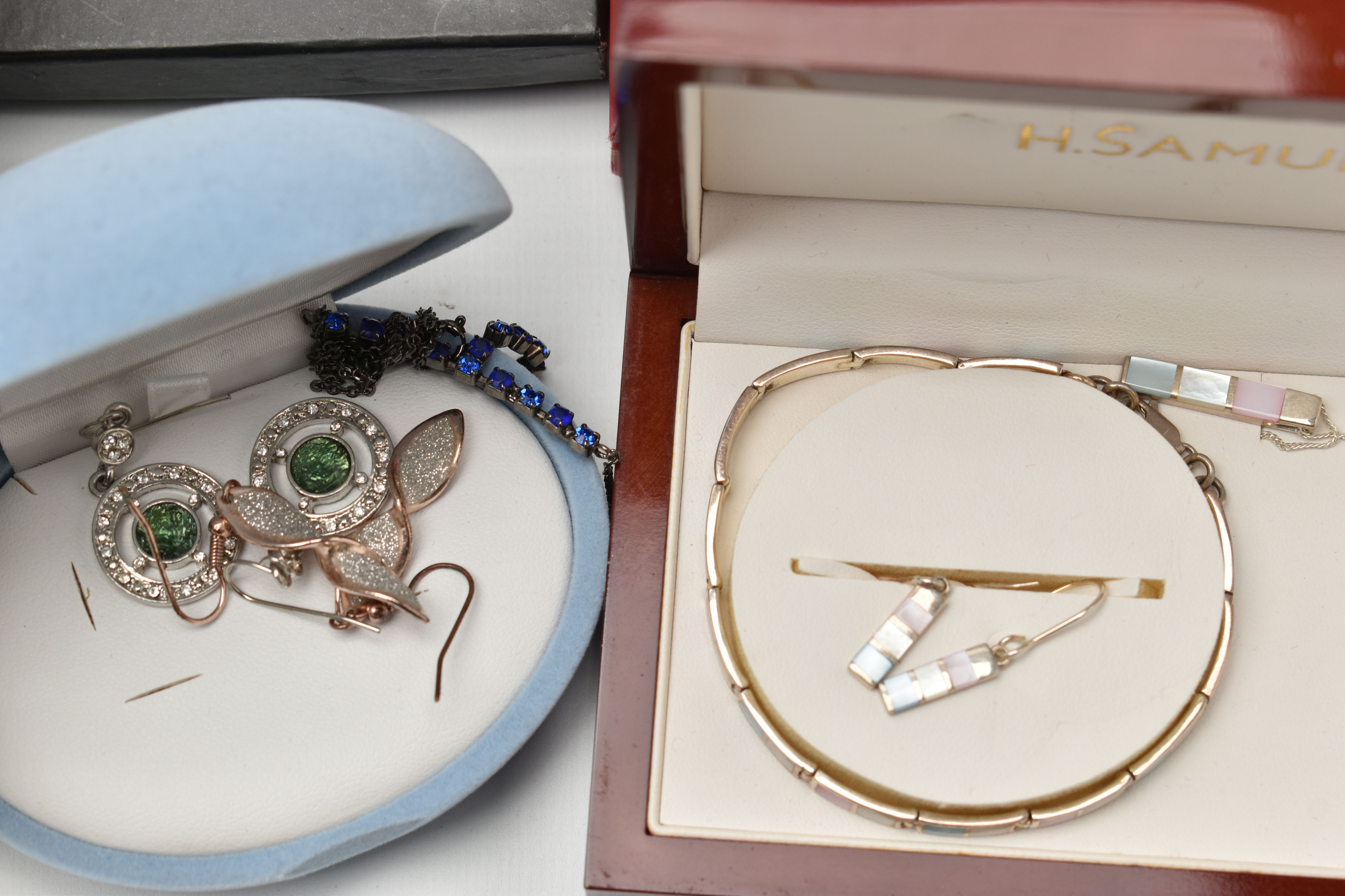 A BOX OF ASSORTED COSTUME JEWELLERY, to include two semi-precious gemstone chip bracelets, a blue - Image 3 of 8