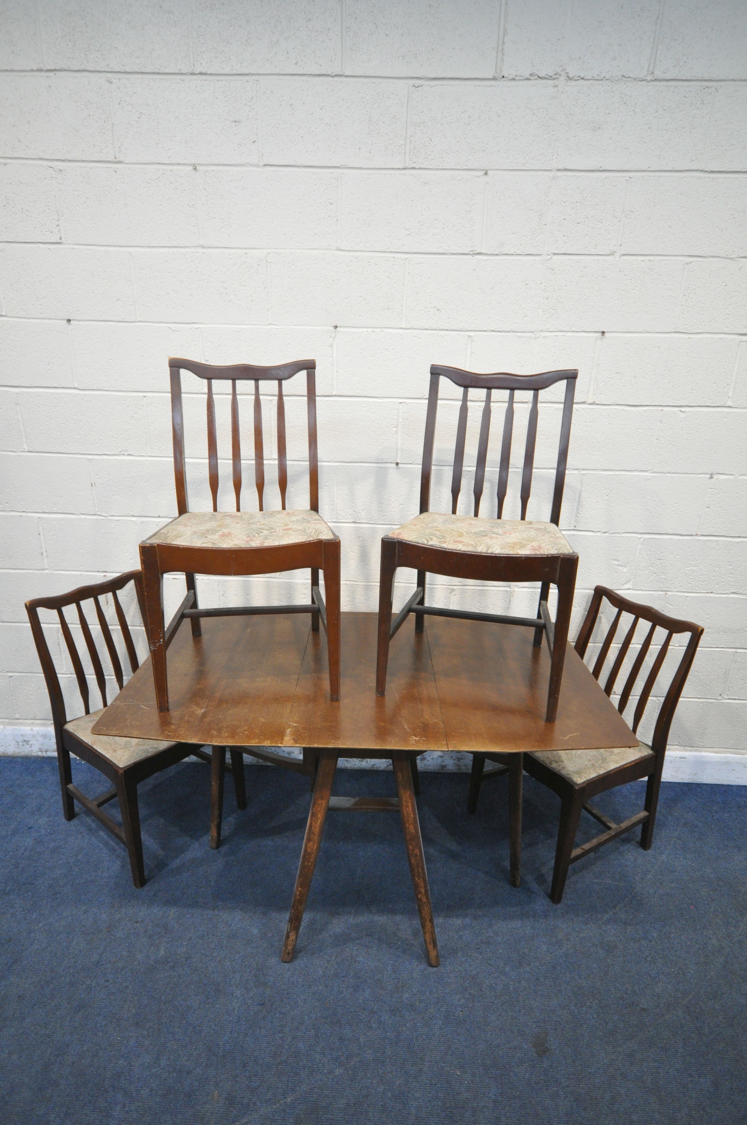 A MID CENTURY TEAK DROP LEAF TABLE, open width 136cm x closed width 43cm x depth 83cm x height 77cm,