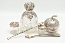 AN ASSORTMENT OF SILVER AND WHITE METAL ITEMS, to include a silver handled shoe horn and button hook