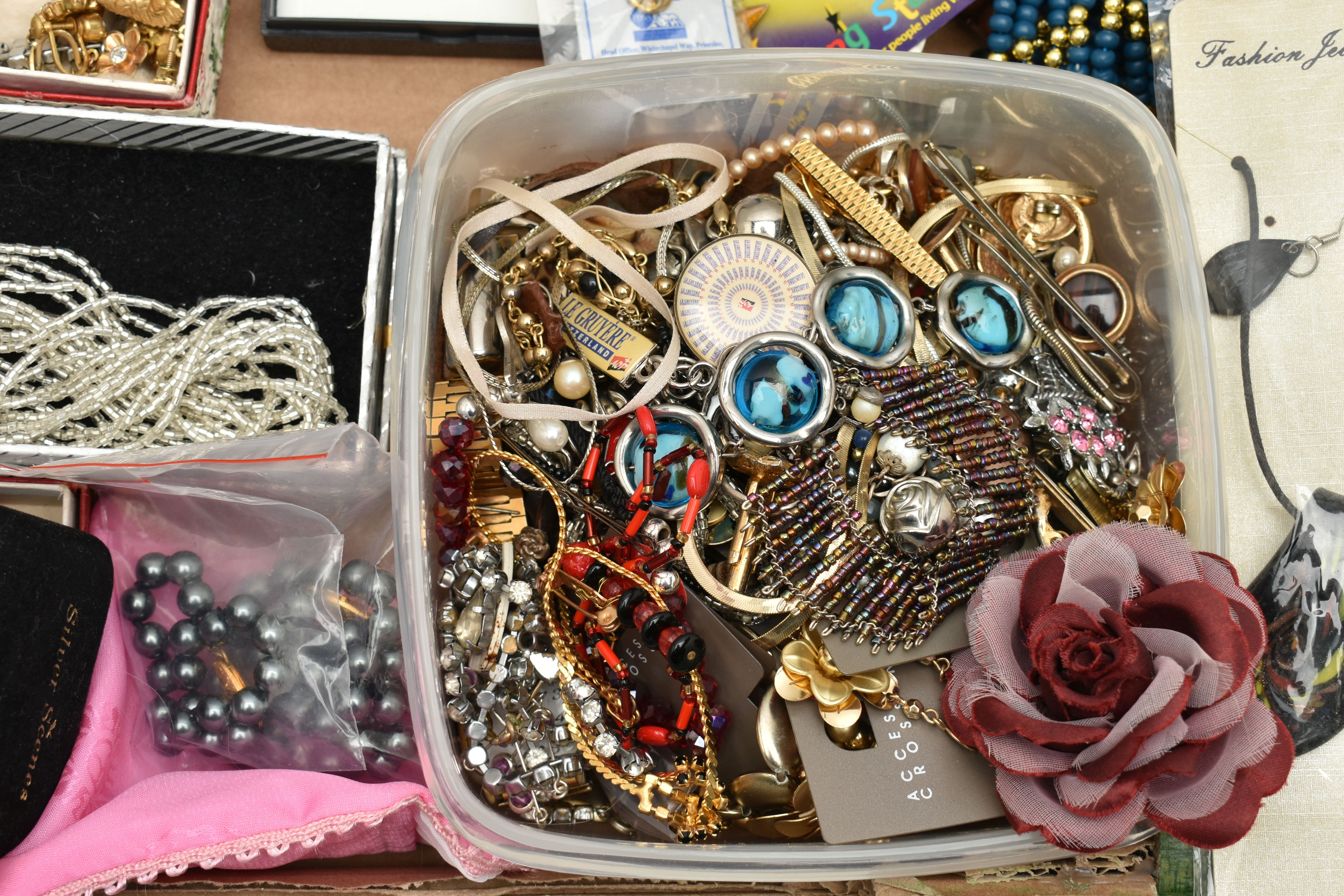 A BOX OF ASSORTED COSTUME JEWELLERY, to include two semi-precious gemstone chip bracelets, a blue - Image 5 of 8