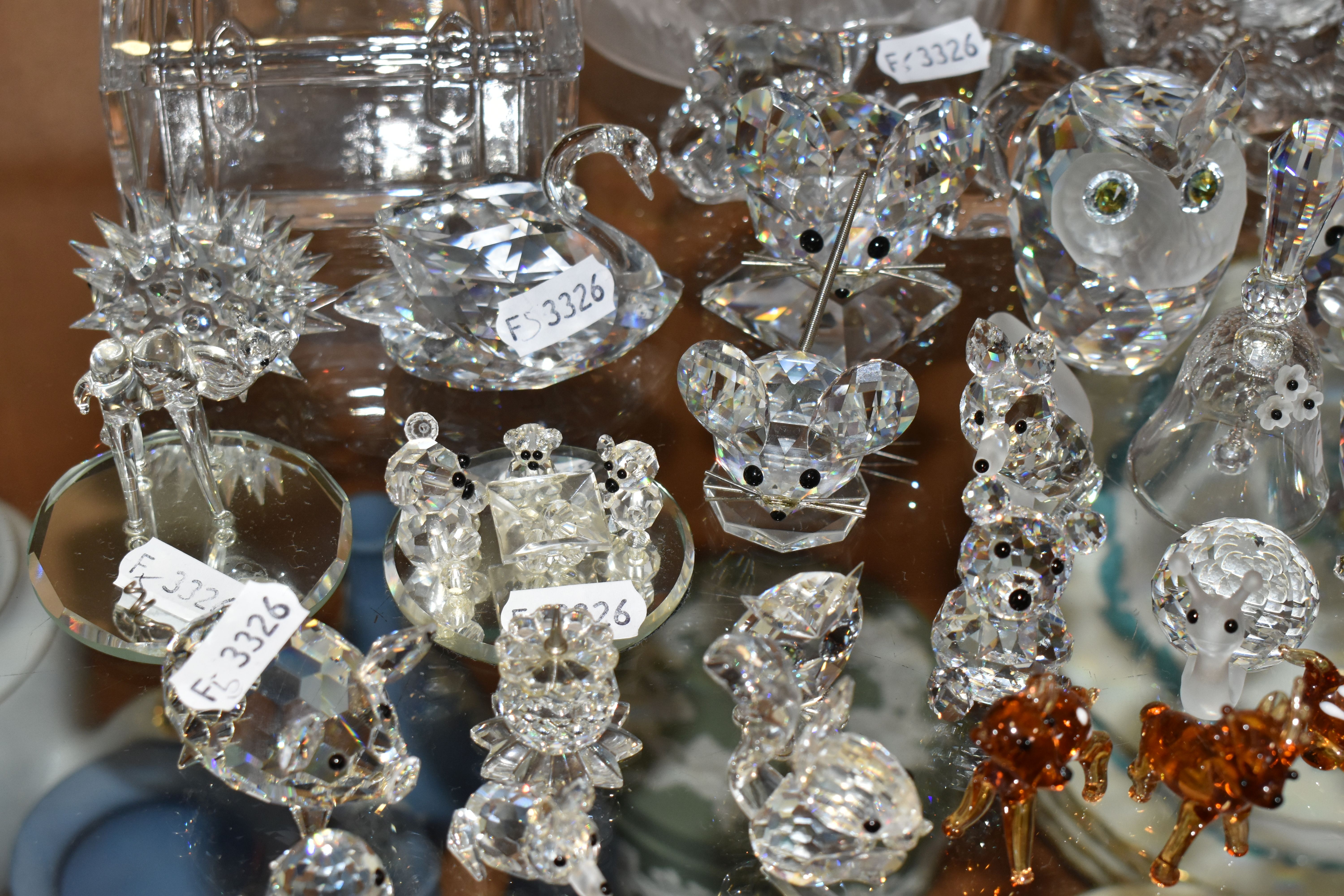 A COLLECTION OF SWAROVSKI CRYSTAL AND OTHER DECORATIVE GLASS WARE, Swarovski figures to include - Image 9 of 14