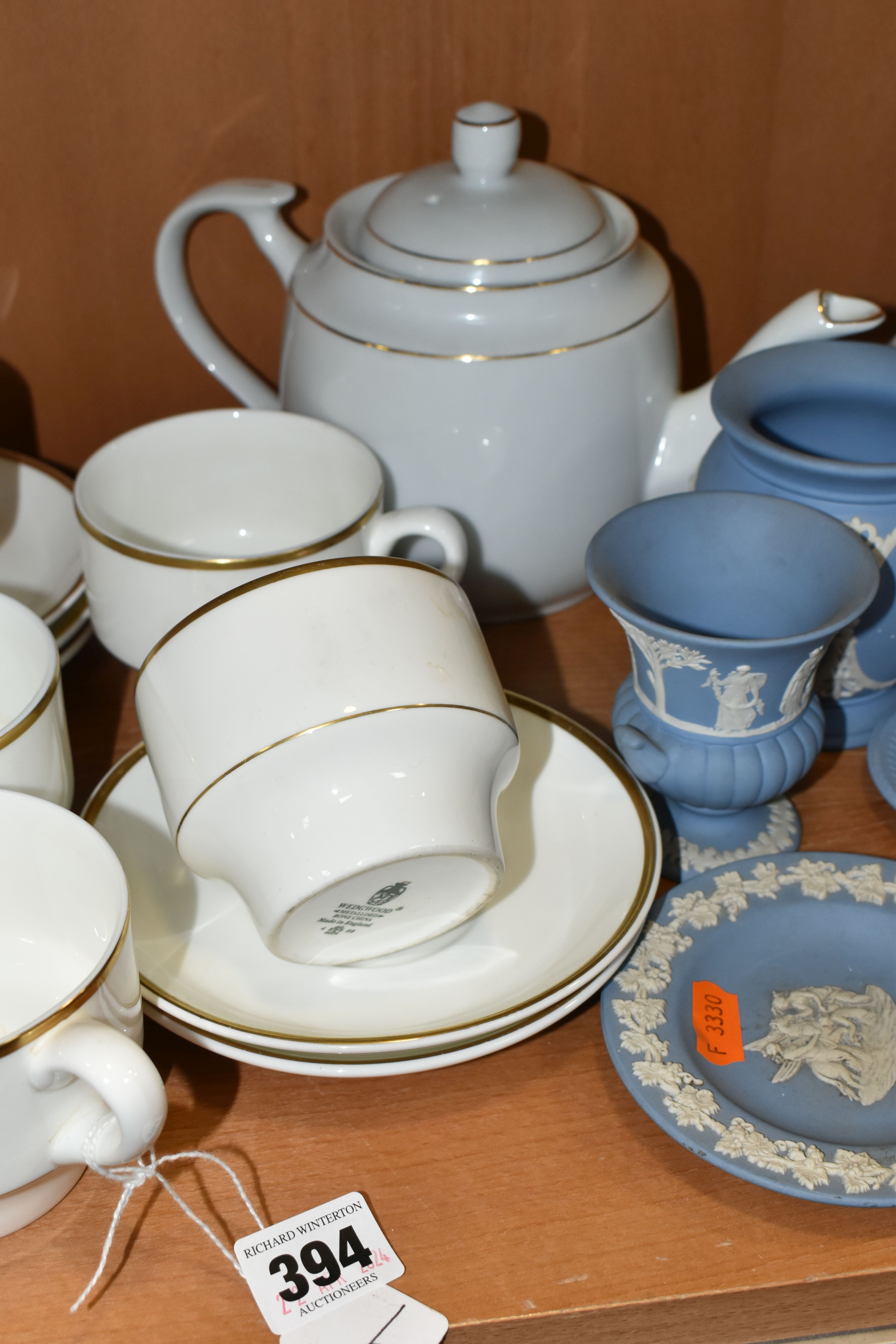 A COLLECTION OF WEDGWOOD AND MINTON TEA AND GIFT WARES, comprising twelve pieces of Wedgwood - Image 3 of 9