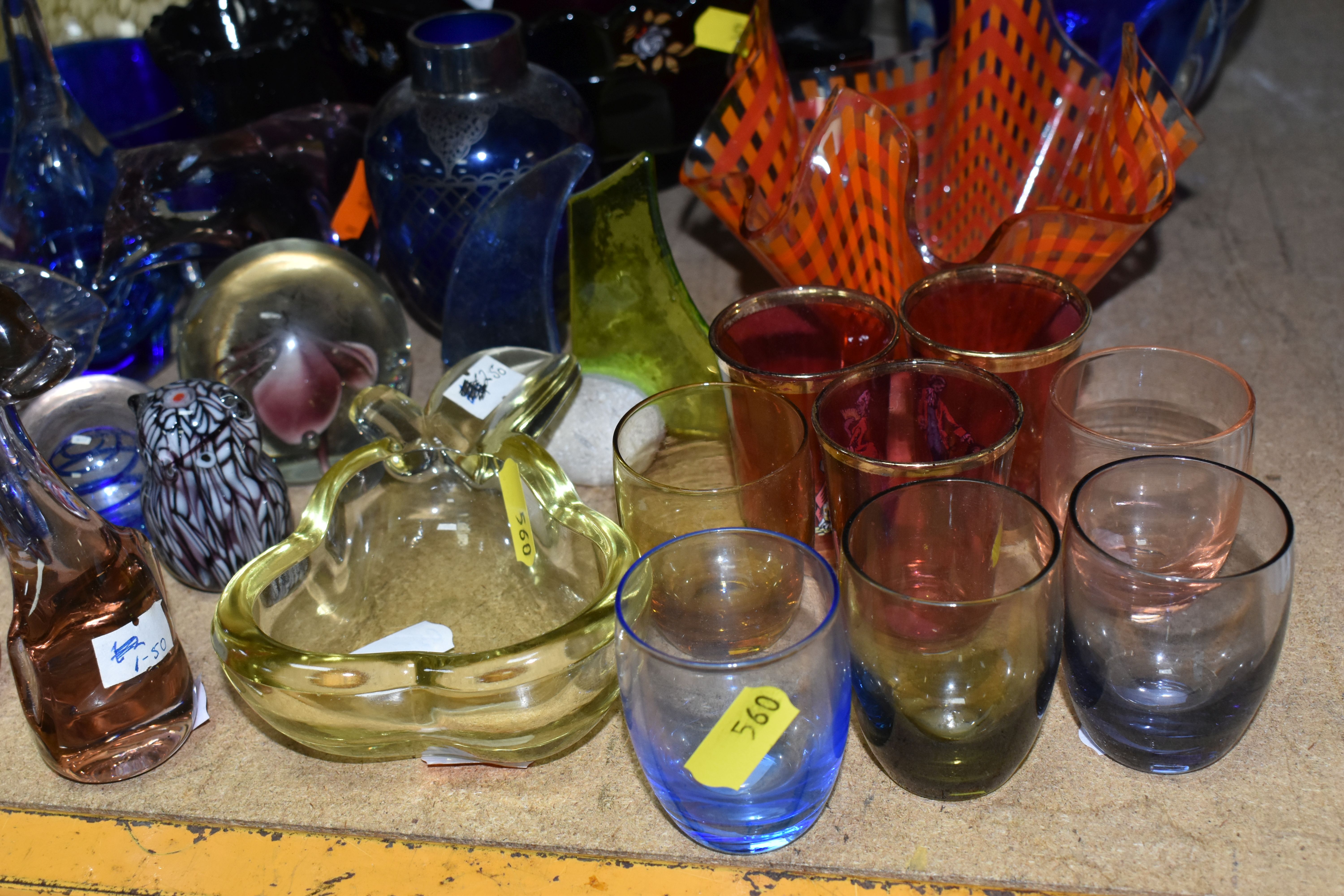 A GROUP OF COLOURED GLASSWARE, including assorted modern paperweights, a handkerchief vase, ashtrays - Image 3 of 9