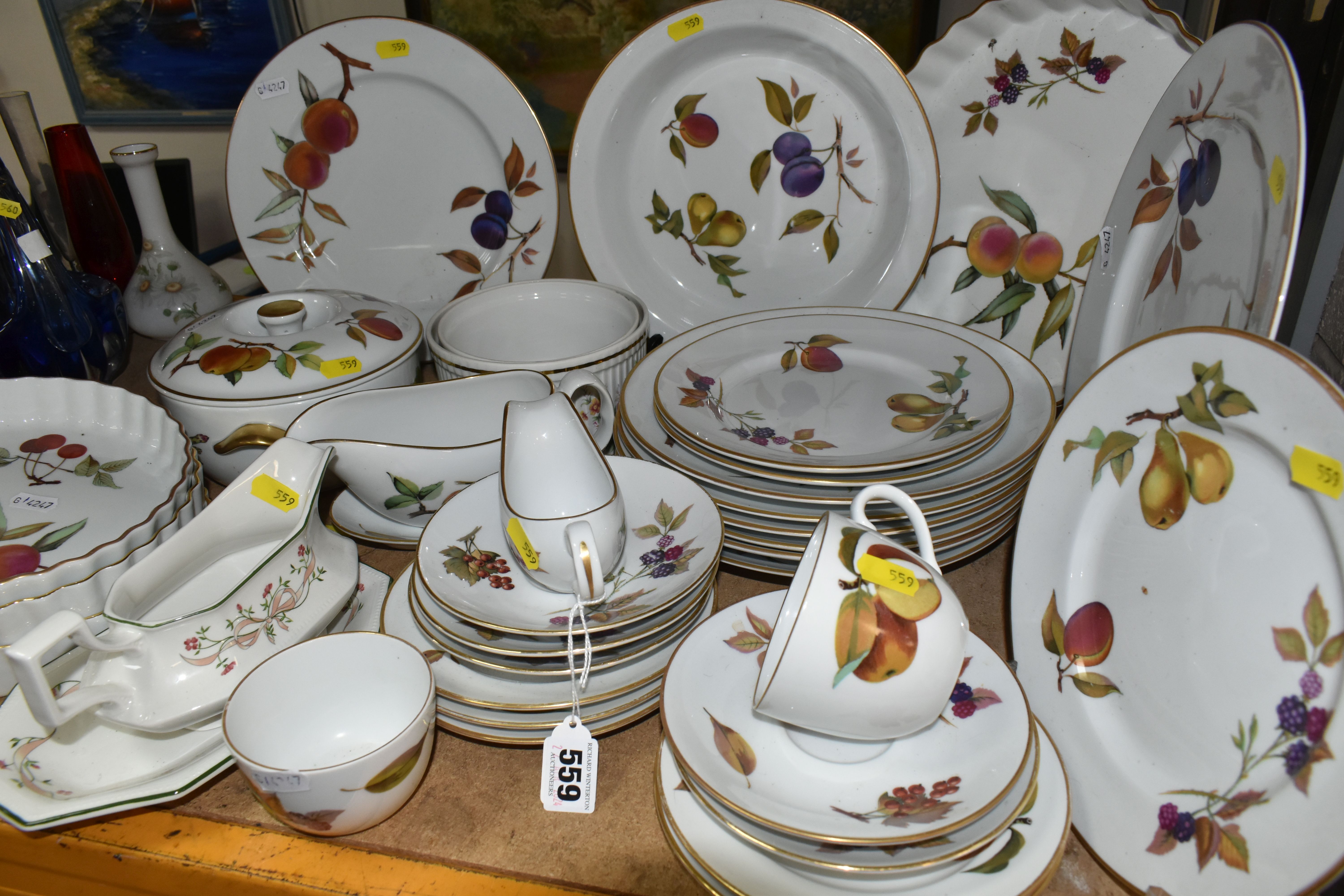 A QUANTITY OF ROYAL WORCESTER 'EVESHAM' DESIGN OVEN TO TABLEWARE, comprising three flan dishes, a - Image 4 of 5