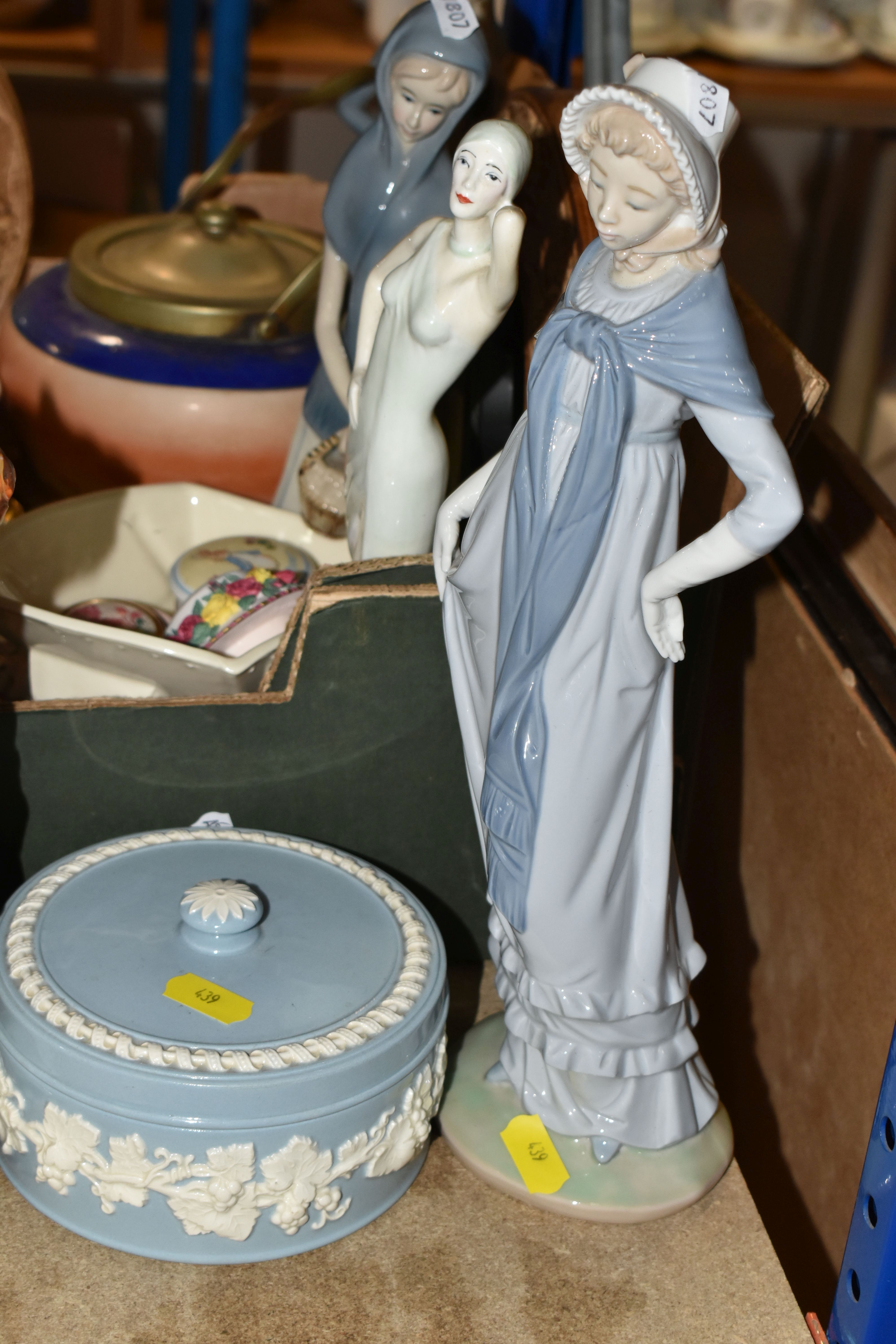 A BOX AND LOOSE DECORATIVE CERAMICS AND ORNAMENTS ETC, to include a Nao 290 figurine of a lady - Bild 4 aus 7