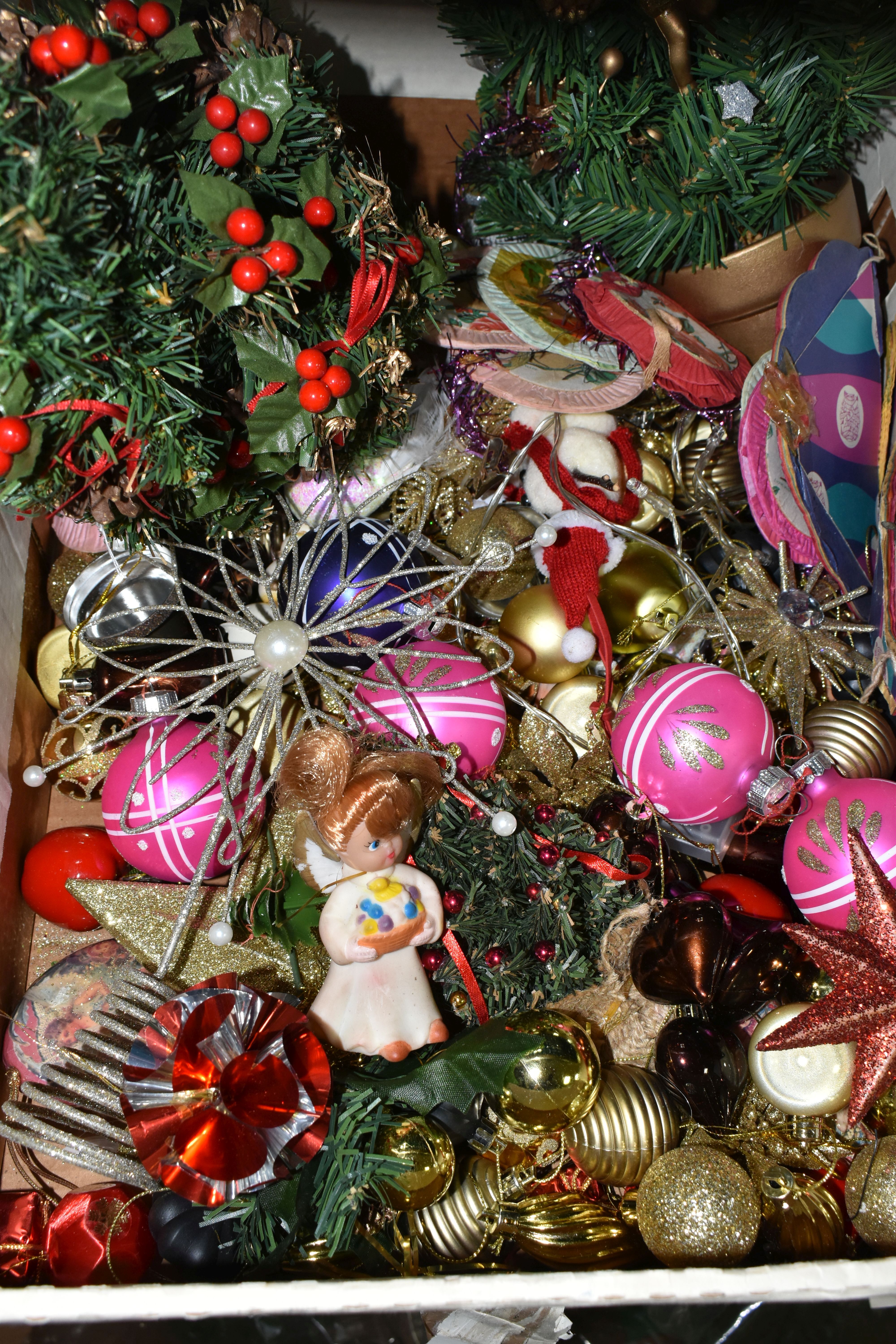 FIVE BOXES AND LOOSE VINTAGE AND MODERN CHRISTMAS DECORATIONS, to include vintage and modern glass - Bild 2 aus 11