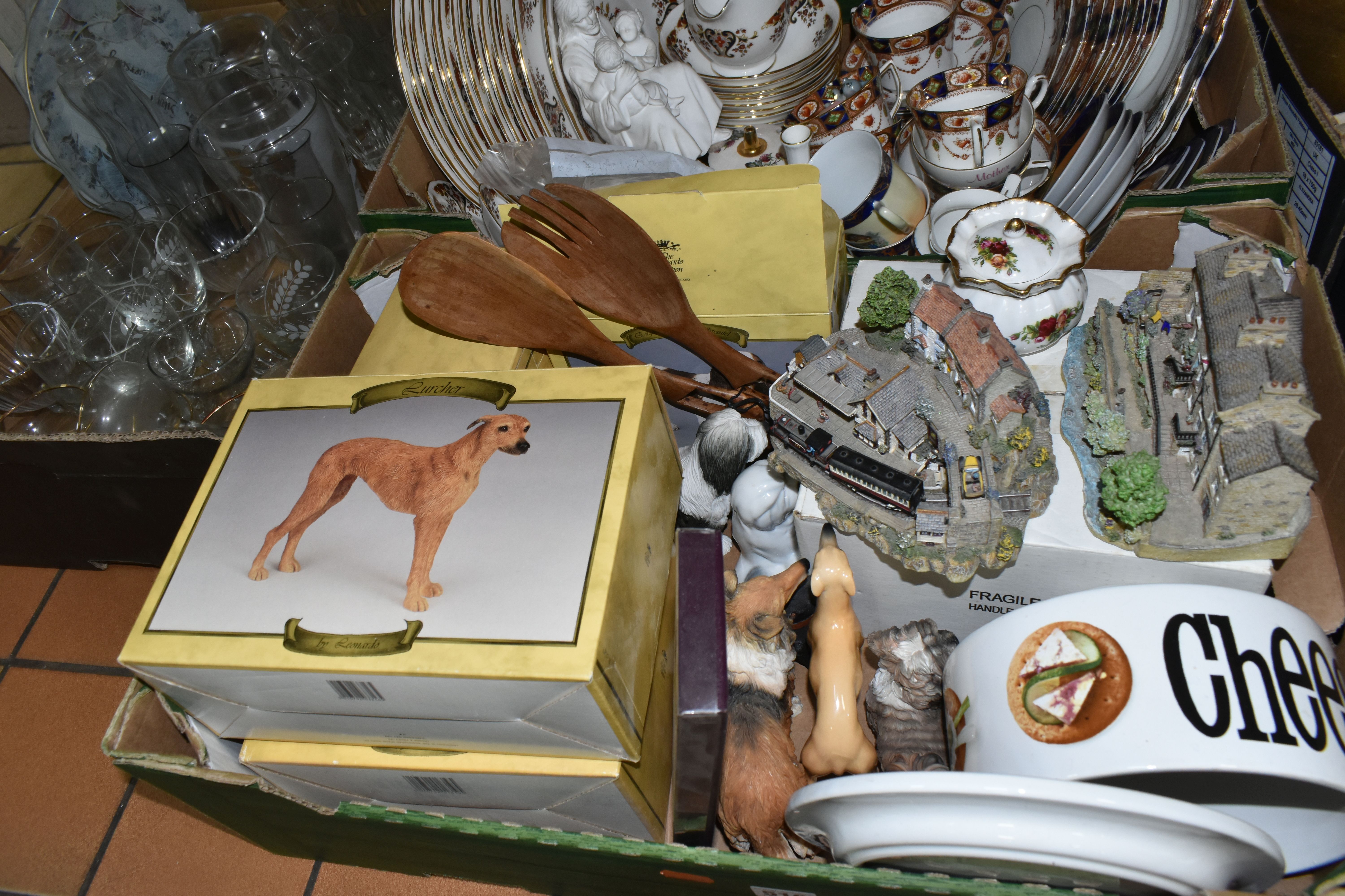 FIVE BOXES OF CERAMICS AND GLASS WARE, to include a Royal Albert Old Country Roses cake slice ( - Bild 4 aus 6