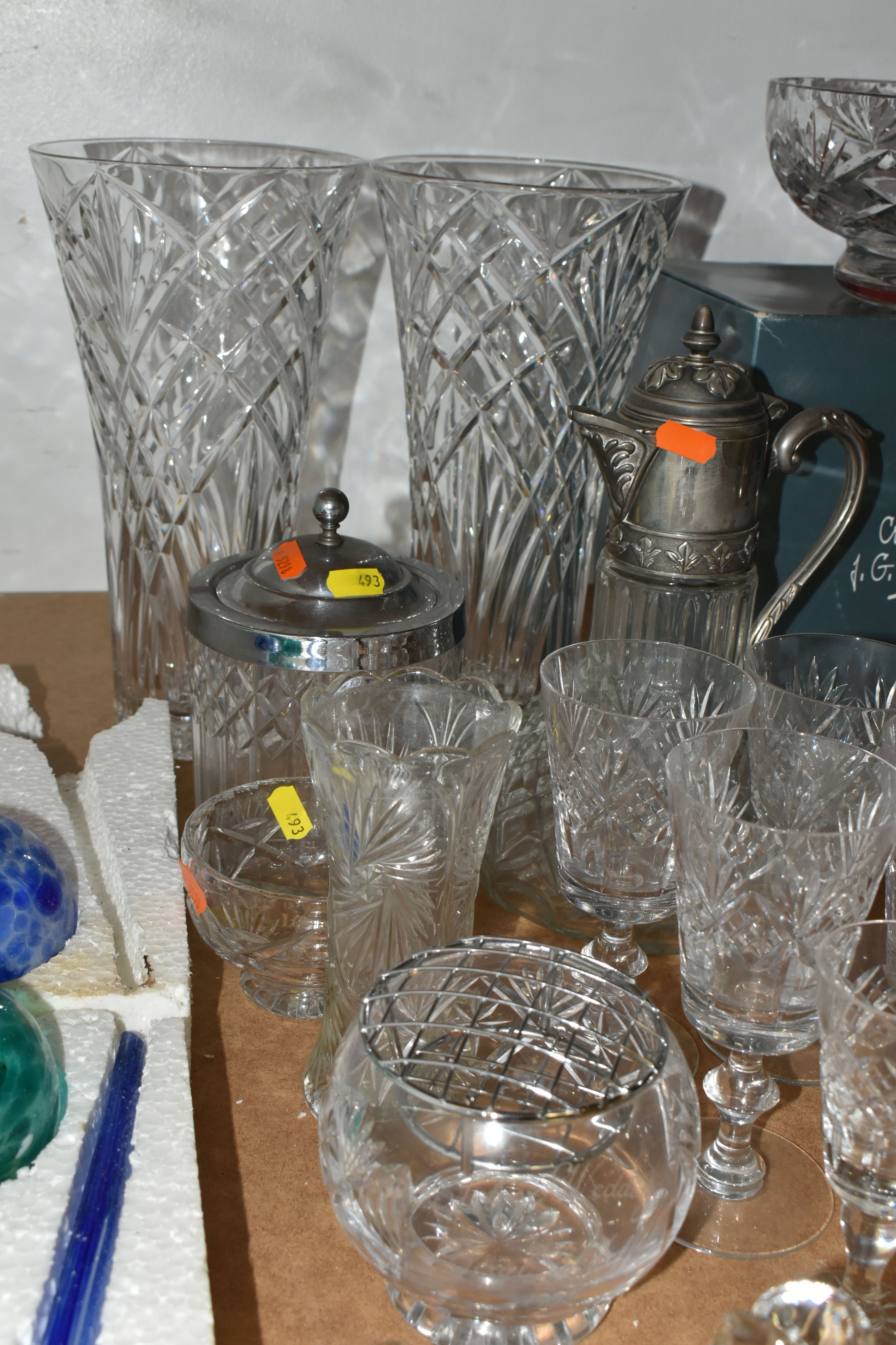 A GROUP OF CUT CRYSTAL AND GLASSWARE, comprising a boxed set of six Edinburgh whisky tumblers, a - Image 5 of 10