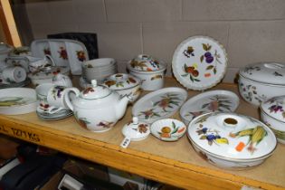 A QUANTITY OF ROYAL WORCESTER EVESHAM AND EVESHAM VALE OVEN TO TABLEWARE, comprising six assorted