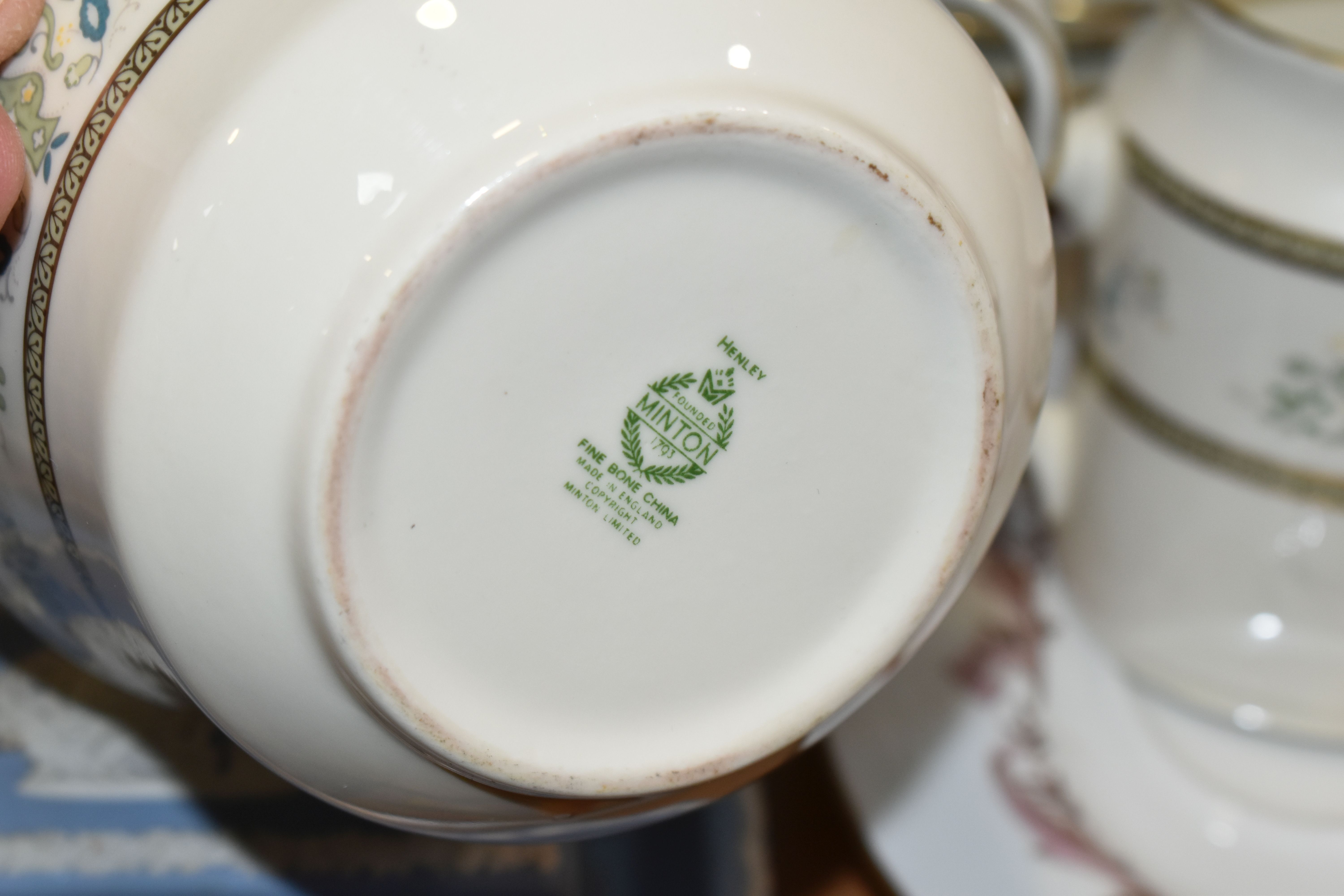 A COLLECTION OF WEDGWOOD AND MINTON TEA AND GIFT WARES, comprising twelve pieces of Wedgwood - Image 8 of 9