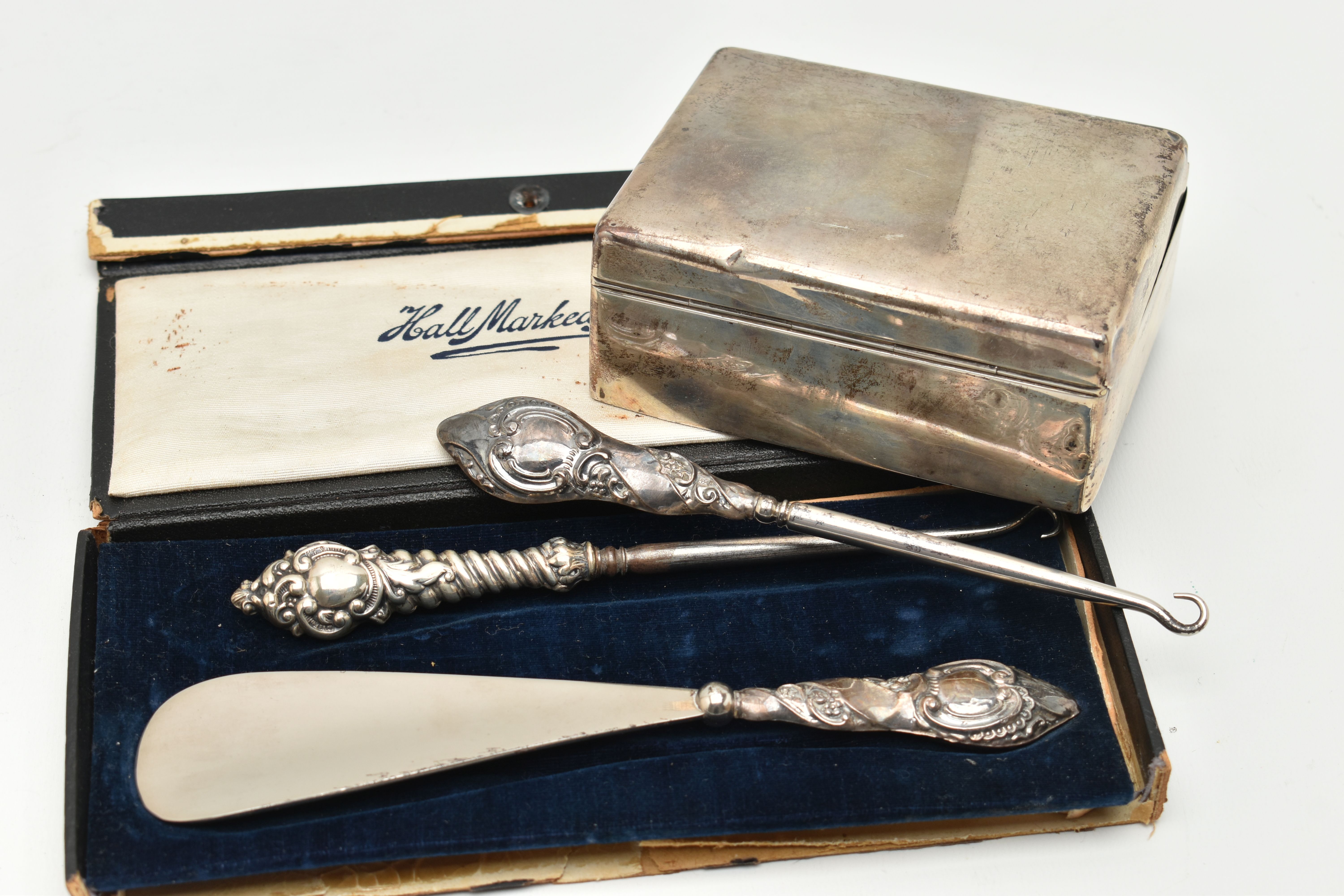 A SMALL ASSORTMENT OF SILVER WARE, to include a rectangular form silver box with plain polished - Bild 5 aus 5