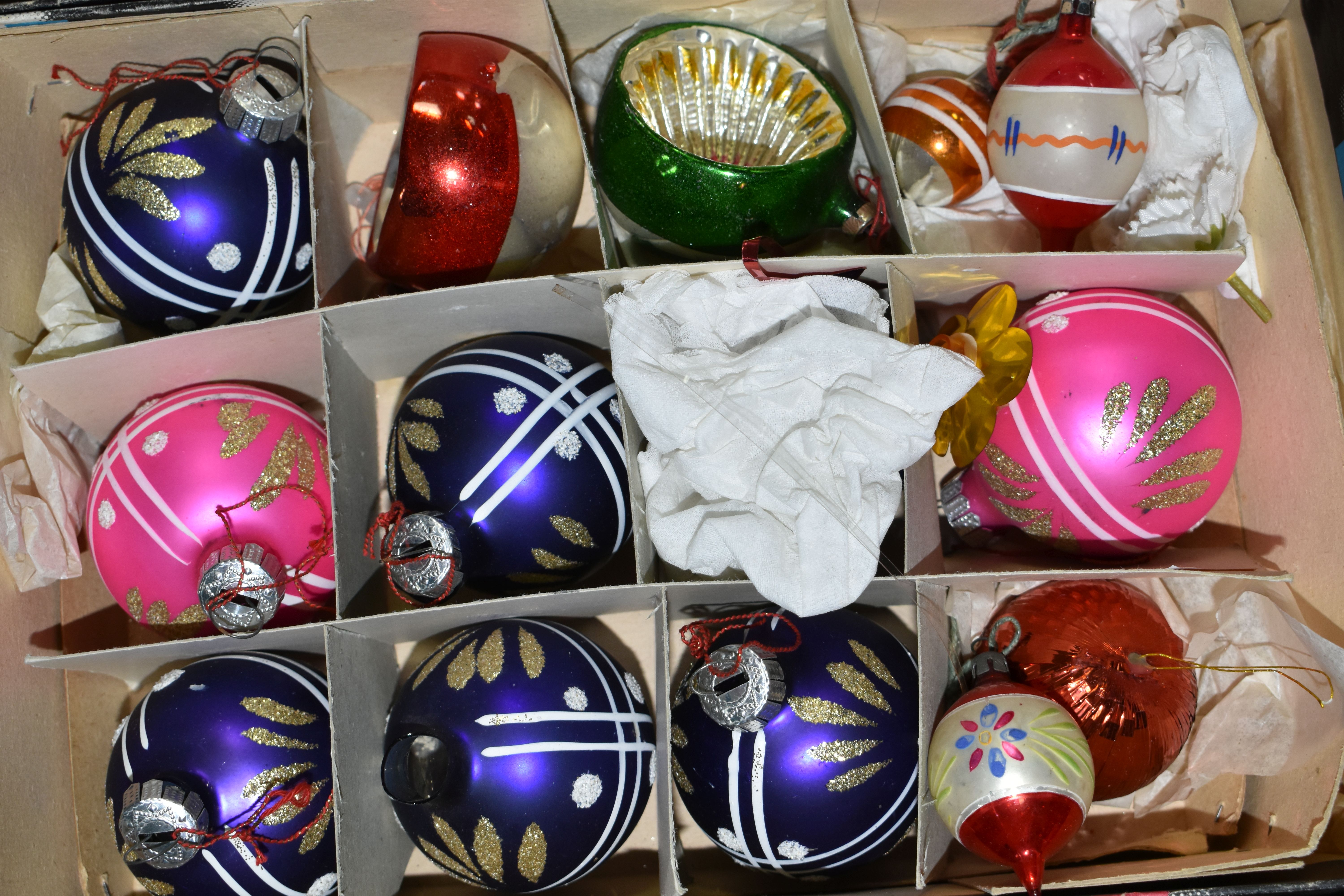 FIVE BOXES AND LOOSE VINTAGE AND MODERN CHRISTMAS DECORATIONS, to include vintage and modern glass - Bild 4 aus 11