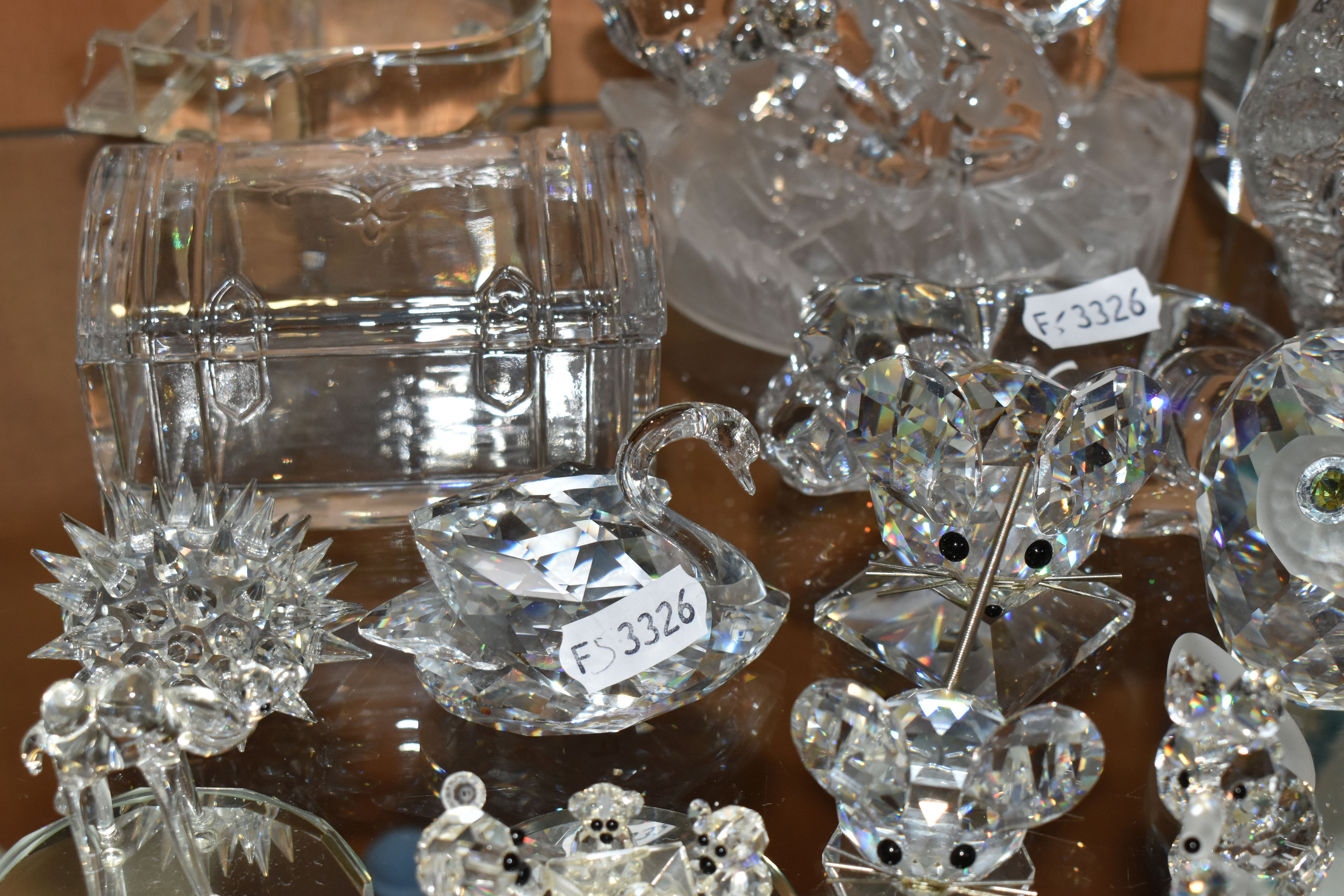 A COLLECTION OF SWAROVSKI CRYSTAL AND OTHER DECORATIVE GLASS WARE, Swarovski figures to include - Image 10 of 14