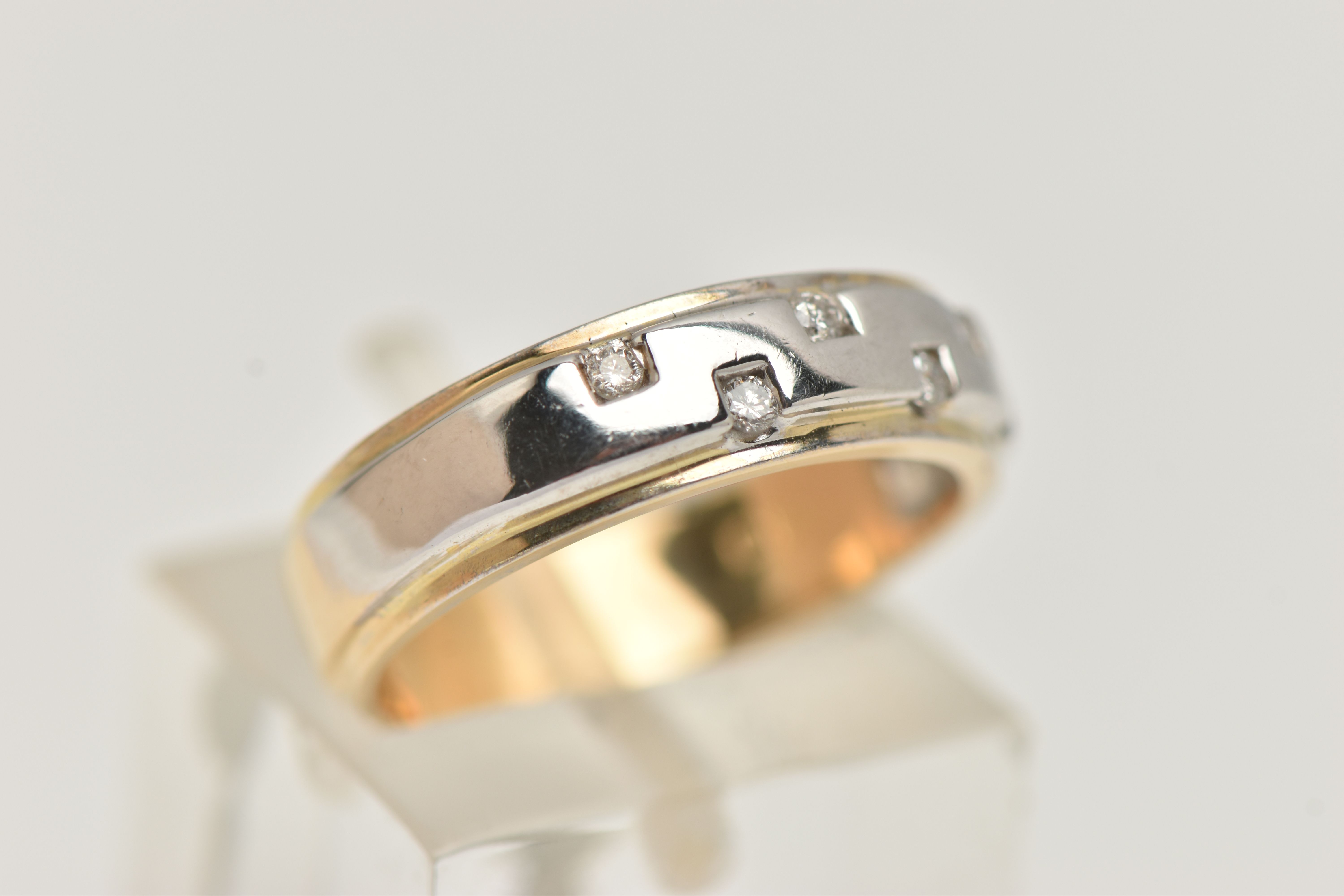 AN 18CT GOLD BI COLOUR DIAMOND RING, a yellow gold band ring with white gold to the centre top of - Image 4 of 4