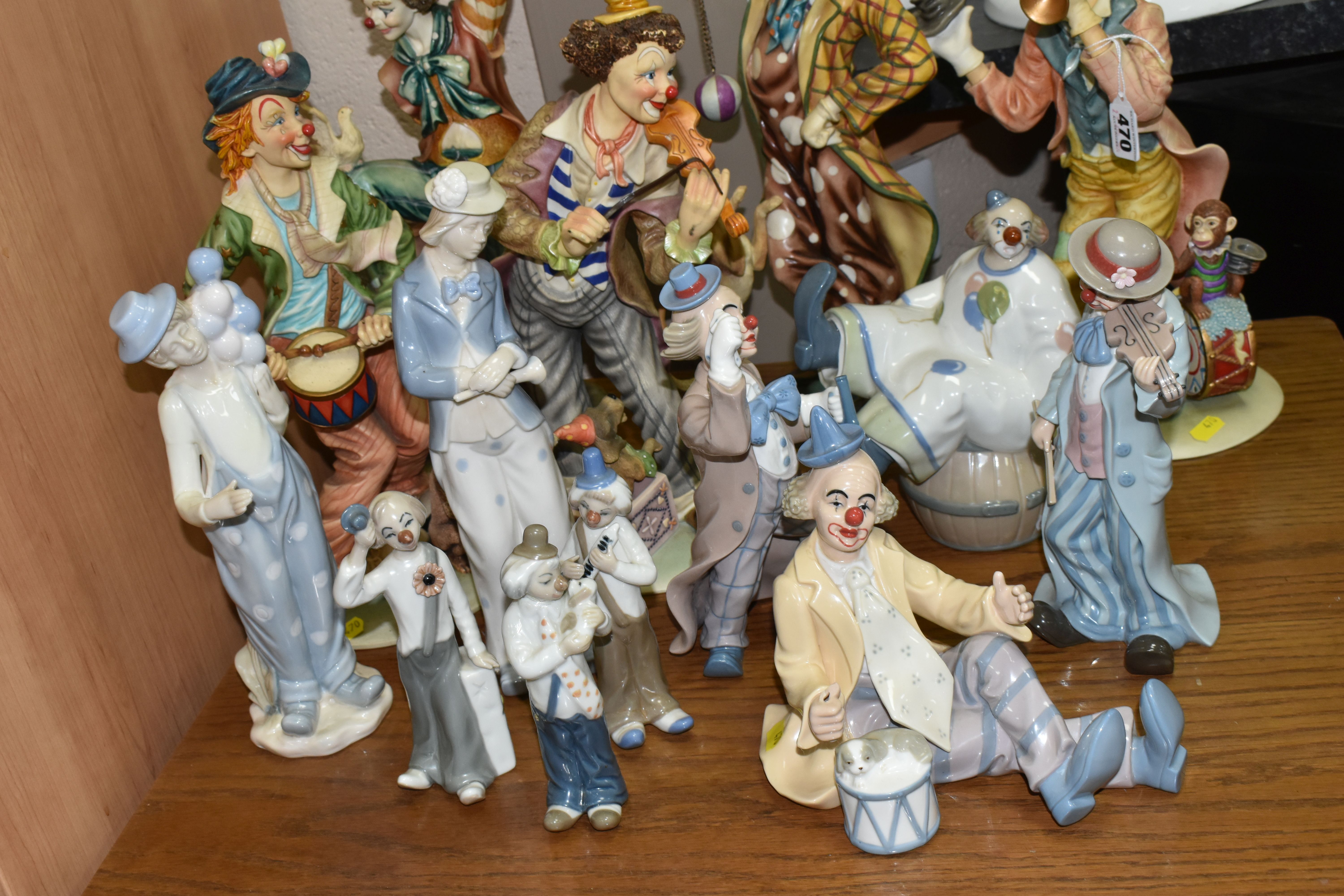 FOURTEEN FIGURES OF CLOWNS, ceramic and resin examples, including Casades and The Leonardo - Image 2 of 6